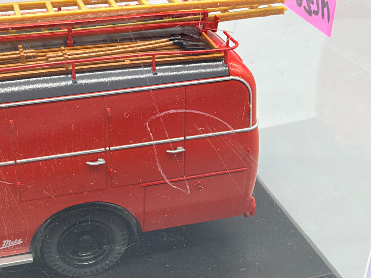 Modellautos 1:43 Schuco Borgward B 2500 Leichtlöschfahrzeug mit Vitrine
