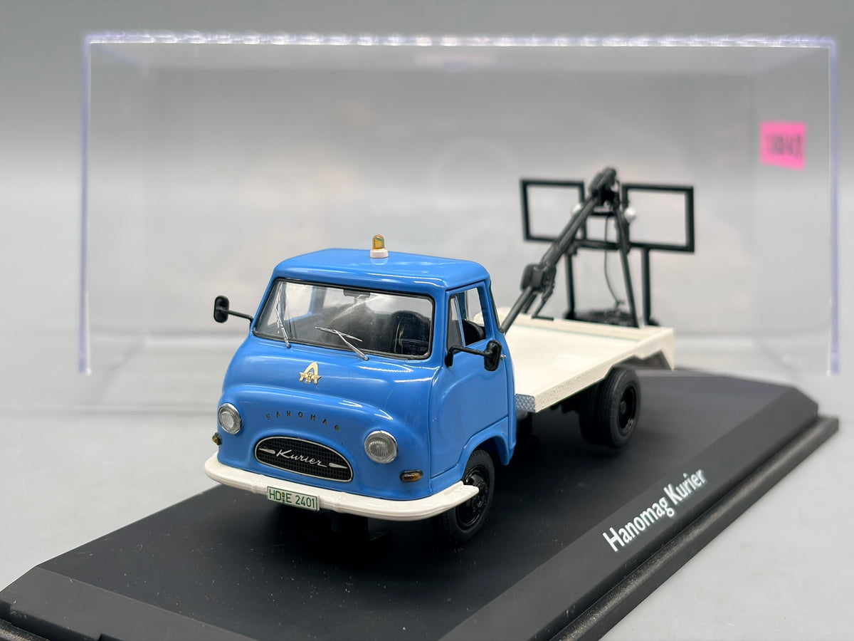 Modellautos 1:43 Schuco Hanomag Kurier mit Vitrine