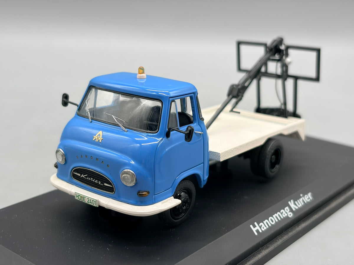 Modellautos 1:43 Schuco Hanomag Kurier mit Vitrine