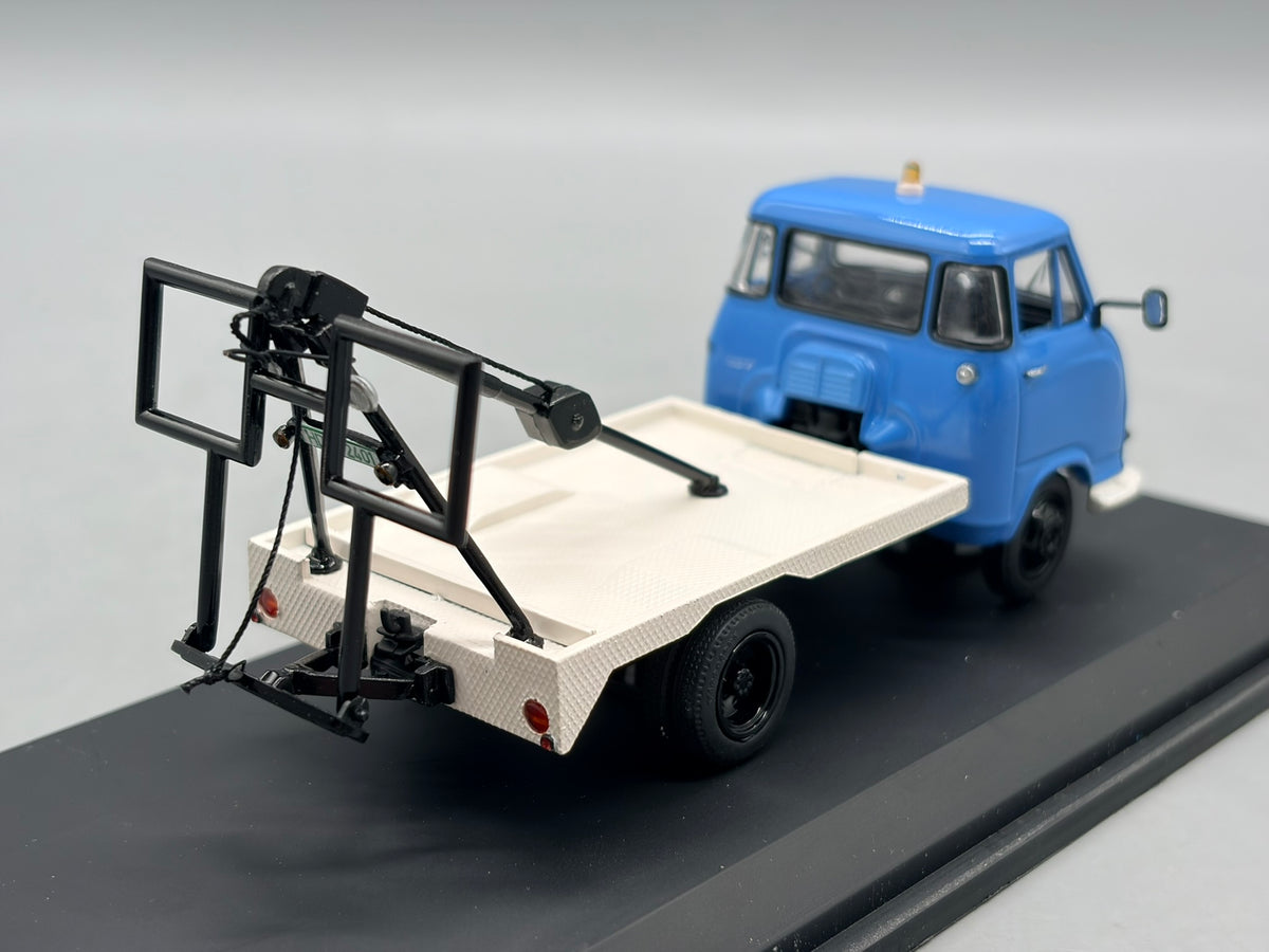 Modellautos 1:43 Schuco Hanomag Kurier mit Vitrine