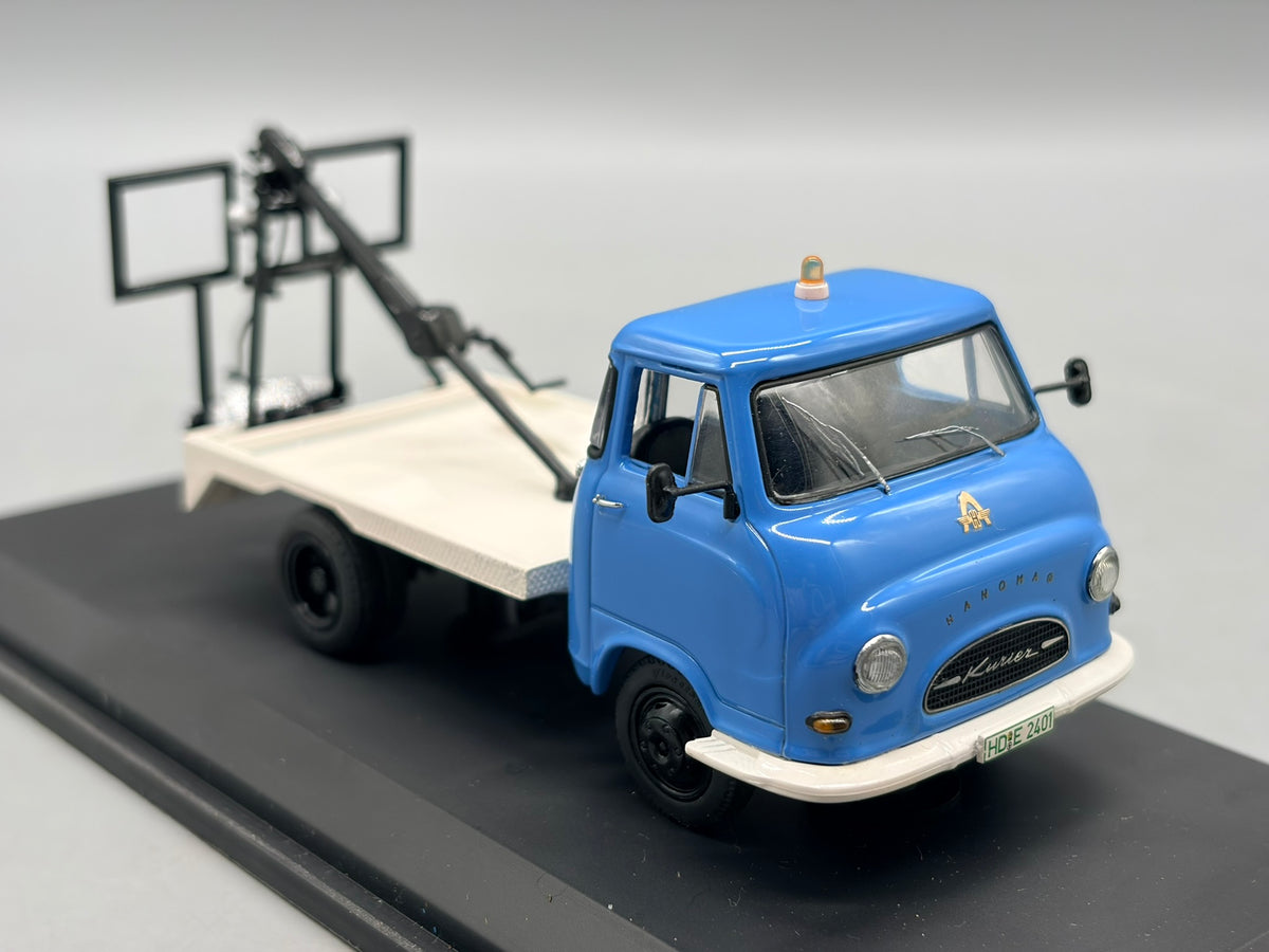 Modellautos 1:43 Schuco Hanomag Kurier mit Vitrine