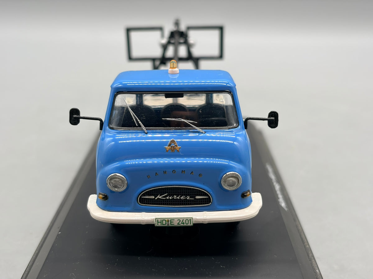 Modellautos 1:43 Schuco Hanomag Kurier mit Vitrine