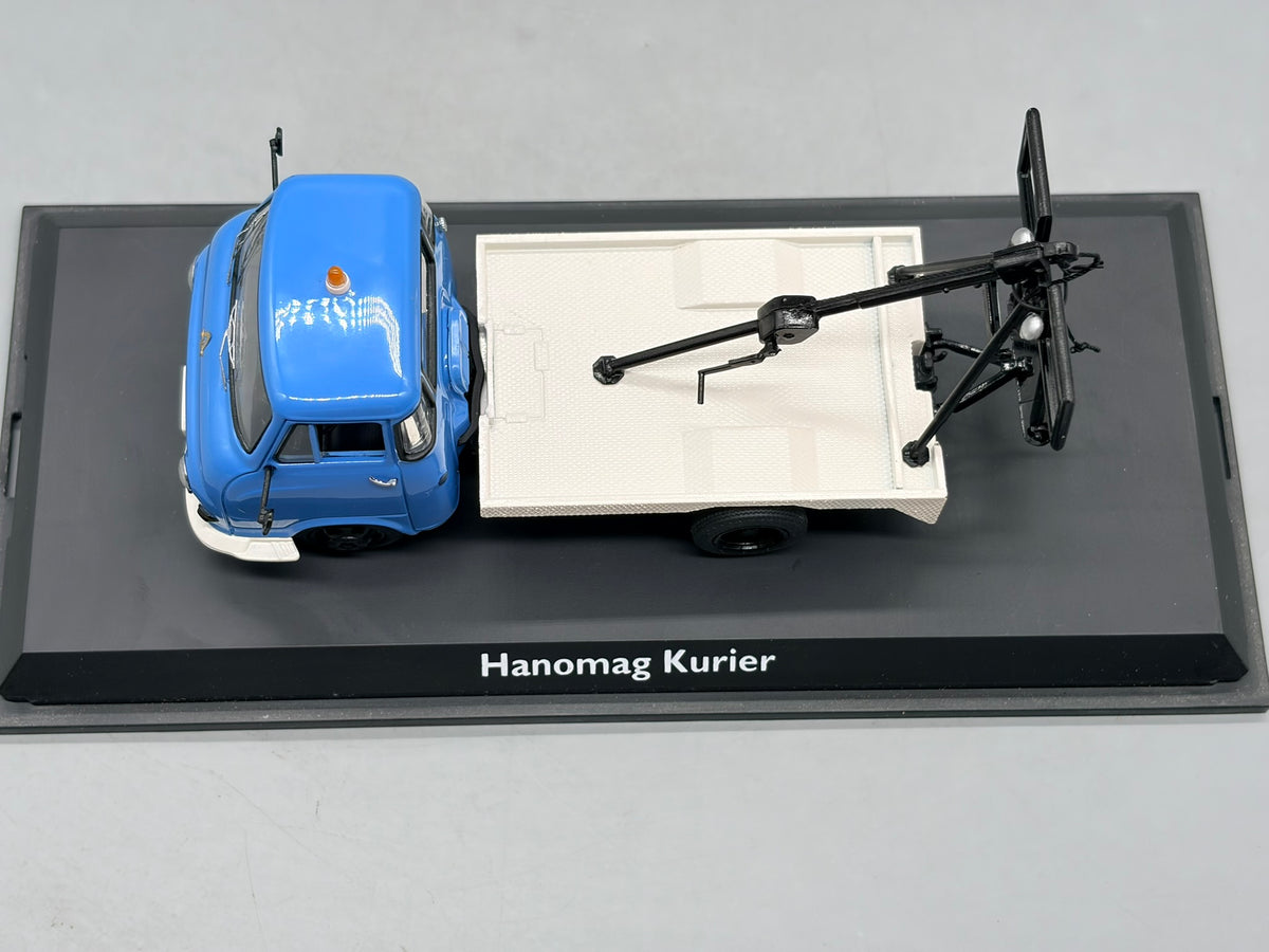 Modellautos 1:43 Schuco Hanomag Kurier mit Vitrine