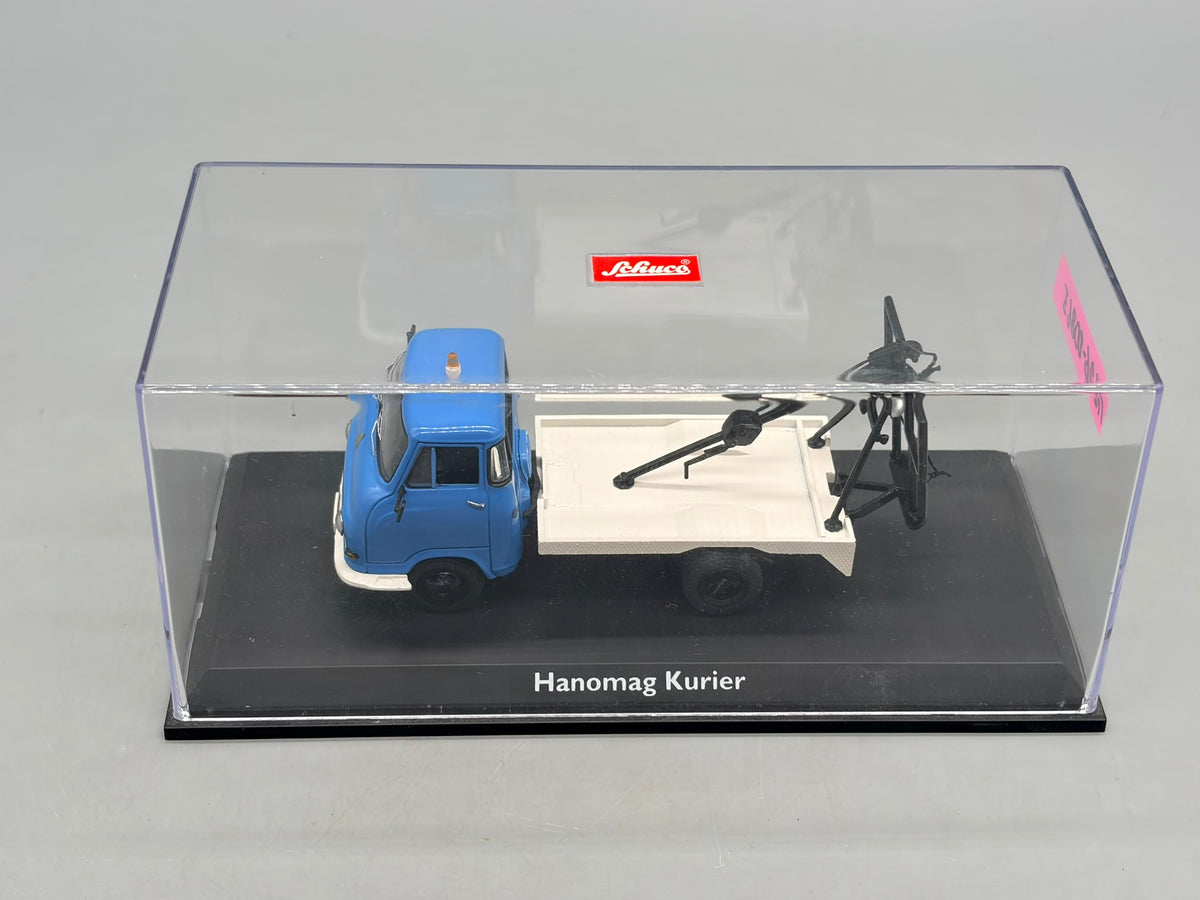Modellautos 1:43 Schuco Hanomag Kurier mit Vitrine