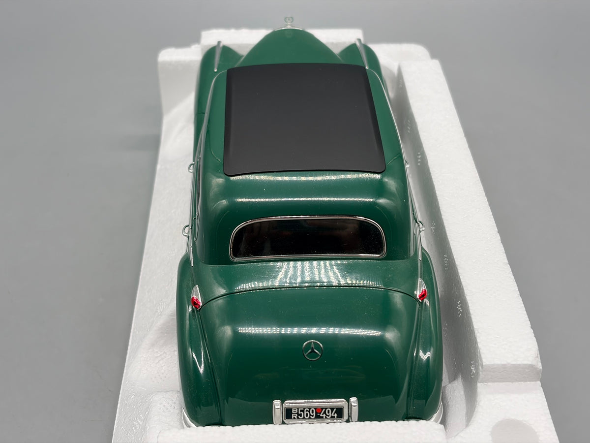 Modellautos 1:18 Norev Mercedes-Benz 300 W186 / Adenauer mit OVP