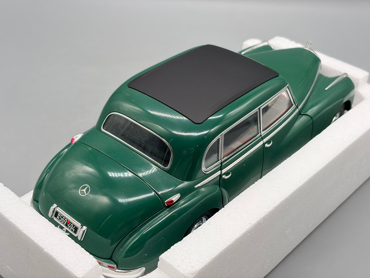 Modellautos 1:18 Norev Mercedes-Benz 300 W186 / Adenauer mit OVP