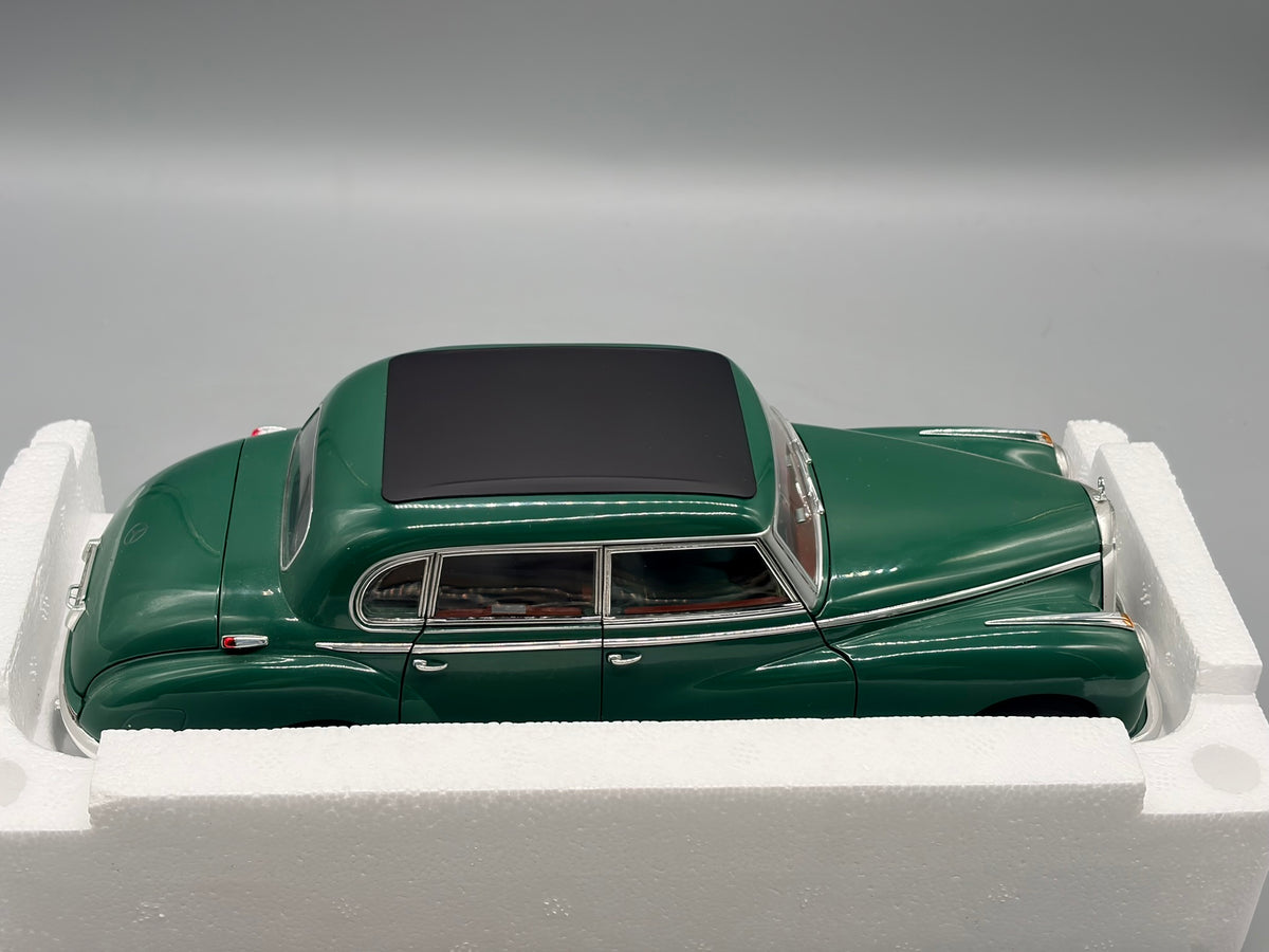 Modellautos 1:18 Norev Mercedes-Benz 300 W186 / Adenauer mit OVP