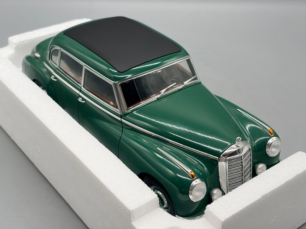 Modellautos 1:18 Norev Mercedes-Benz 300 W186 / Adenauer mit OVP