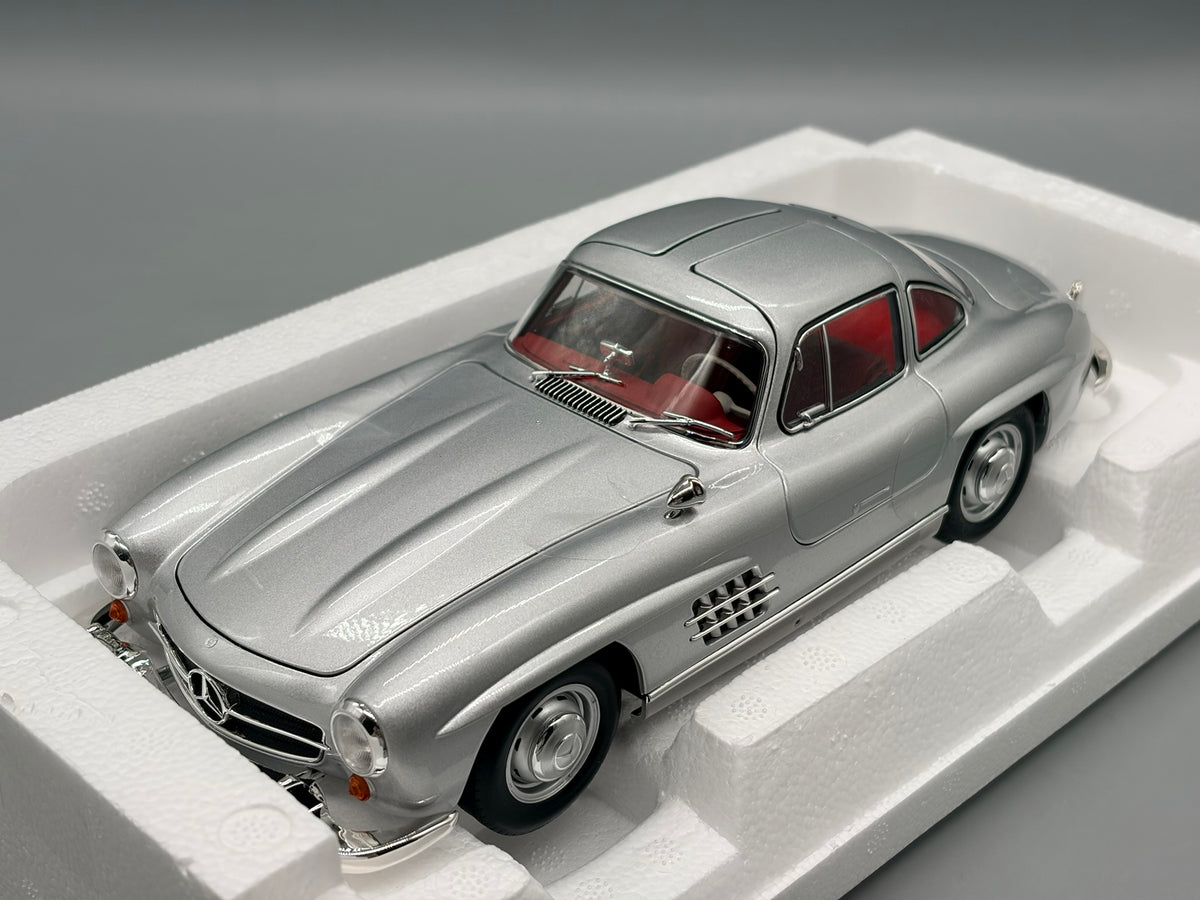 Modellautos 1:18 Norev Mercedes-Benz 300 SL mit OVP