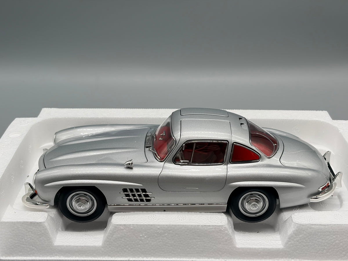 Modellautos 1:18 Norev Mercedes-Benz 300 SL mit OVP