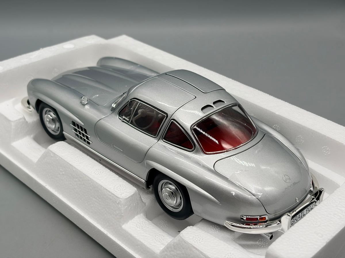 Modellautos 1:18 Norev Mercedes-Benz 300 SL mit OVP