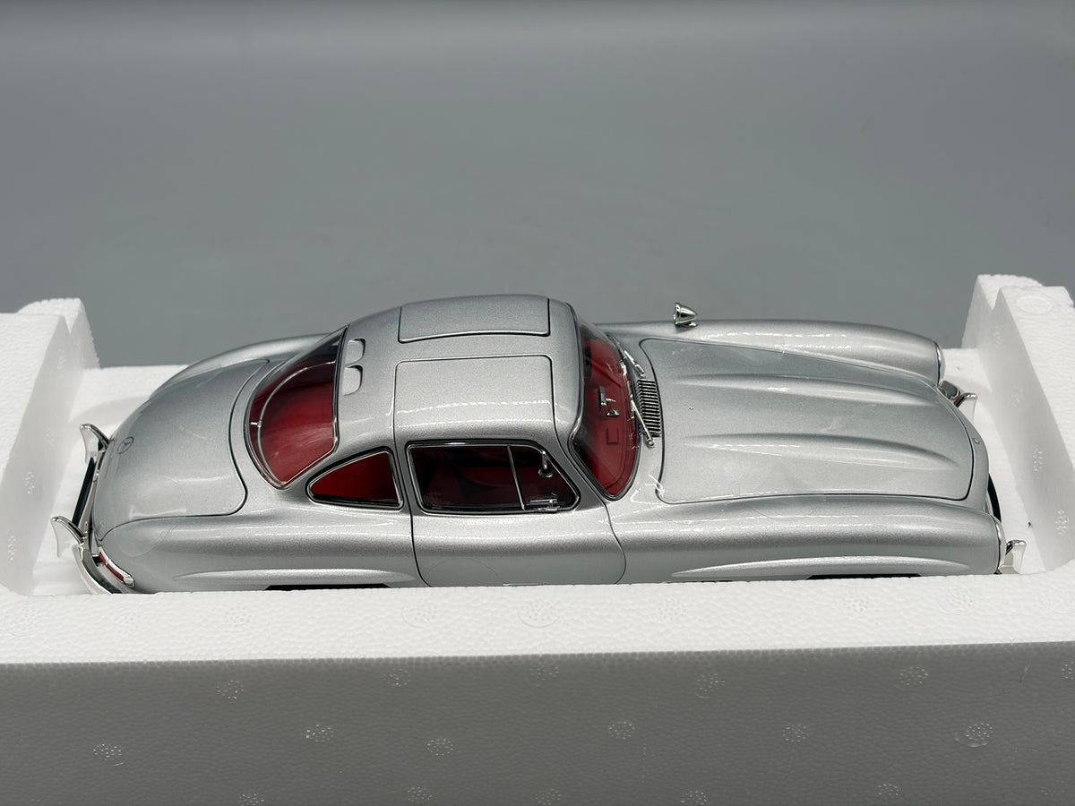 Modellautos 1:18 Norev Mercedes-Benz 300 SL mit OVP