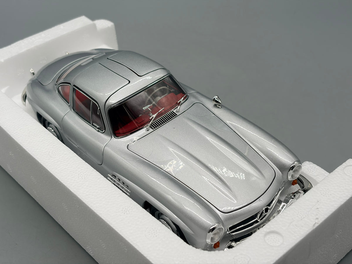Modellautos 1:18 Norev Mercedes-Benz 300 SL mit OVP