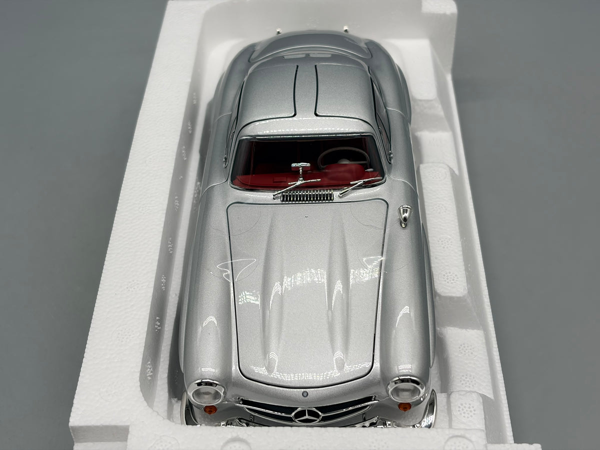 Modellautos 1:18 Norev Mercedes-Benz 300 SL mit OVP