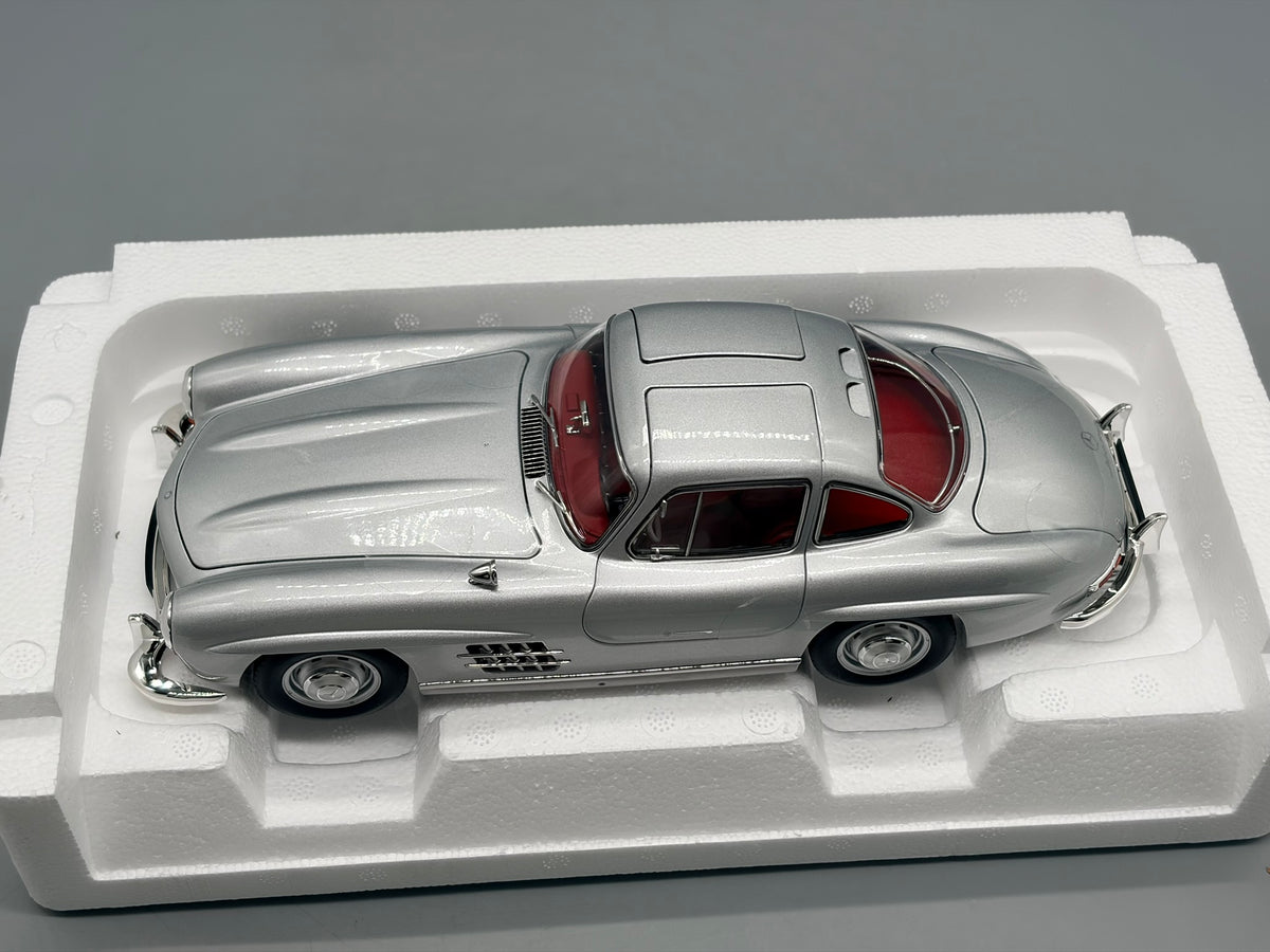 Modellautos 1:18 Norev Mercedes-Benz 300 SL mit OVP