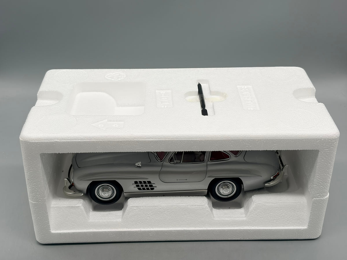 Modellautos 1:18 Norev Mercedes-Benz 300 SL mit OVP