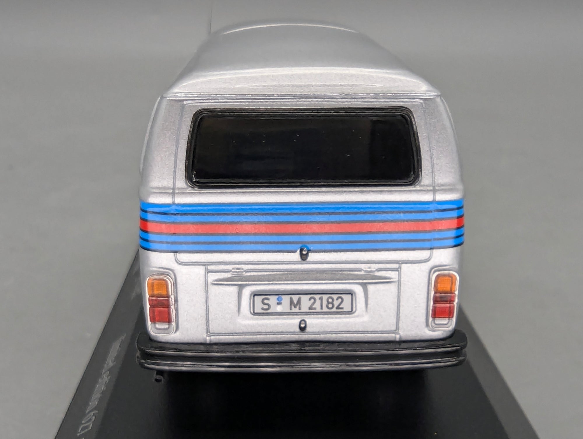 Coches a escala 1:43 Minichamps Volkswagen VW T2 Transporter Porsche Martini Plata con embalaje original