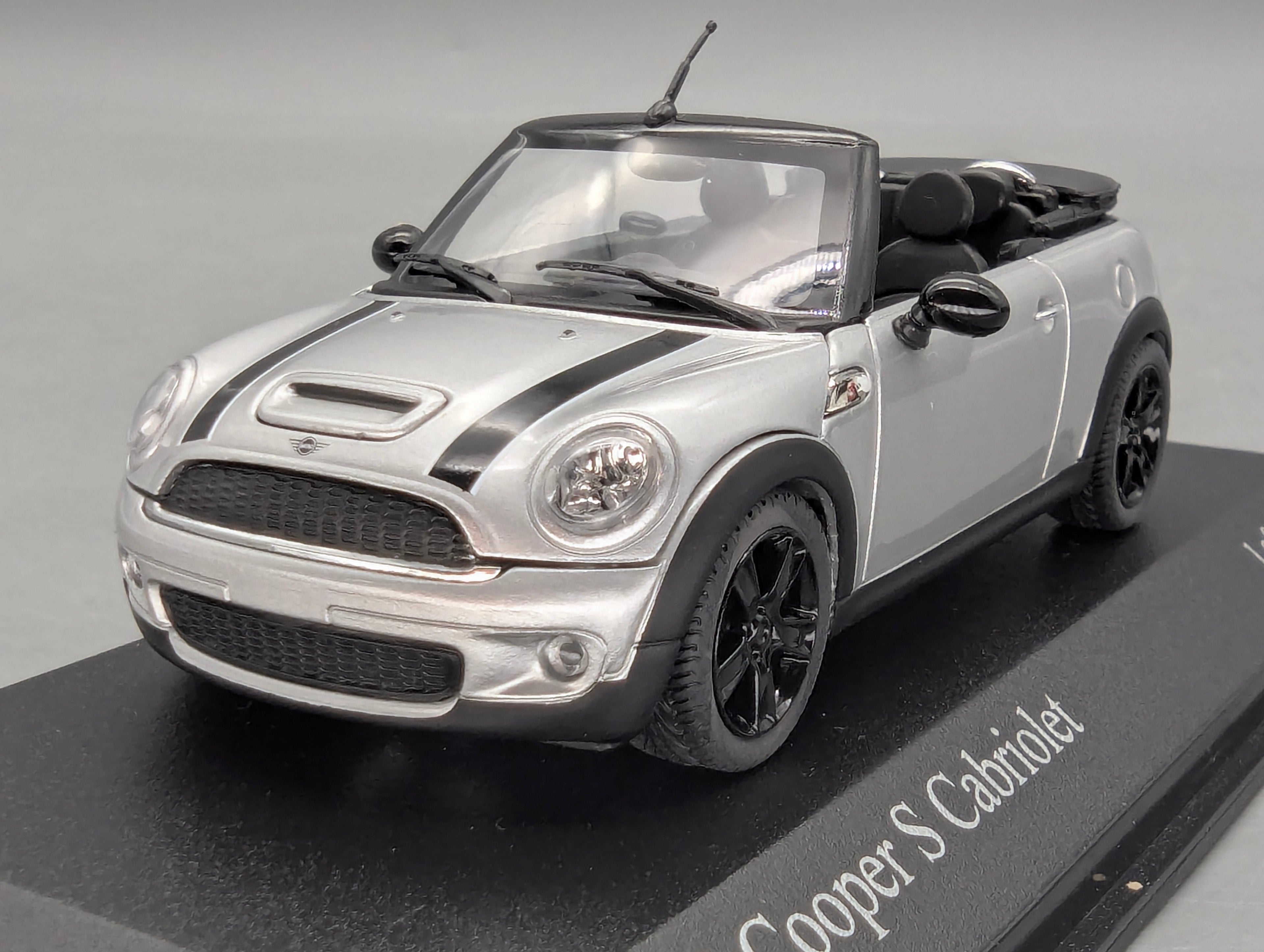 Coches en miniatura 1:43 Minichamps Mini Cooper S Cabriolet 2009 plateado con embalaje original