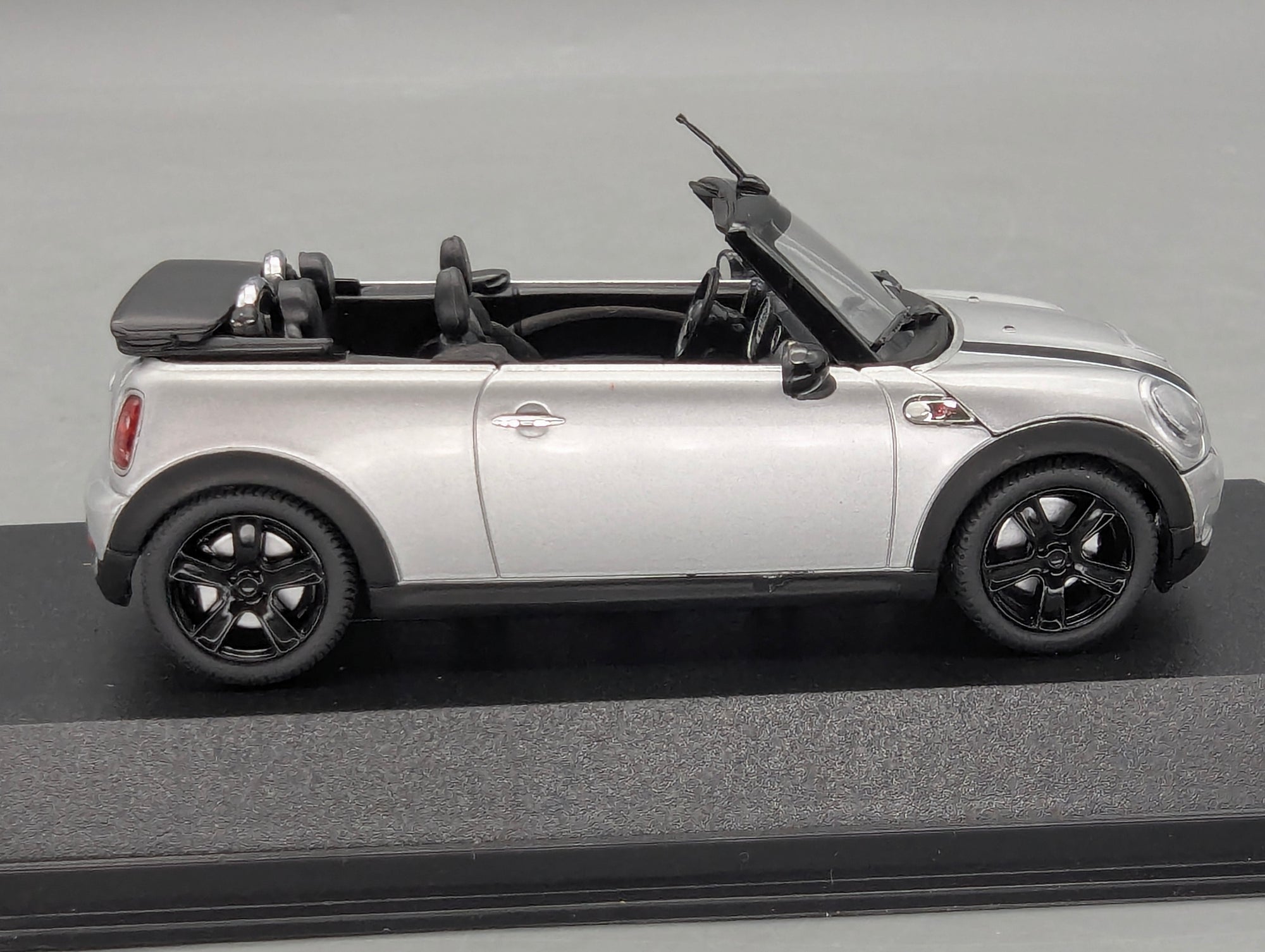 Modellautos 1:43 Minichamps Mini Cooper S Cabriolet 2009 Silber mit OVP