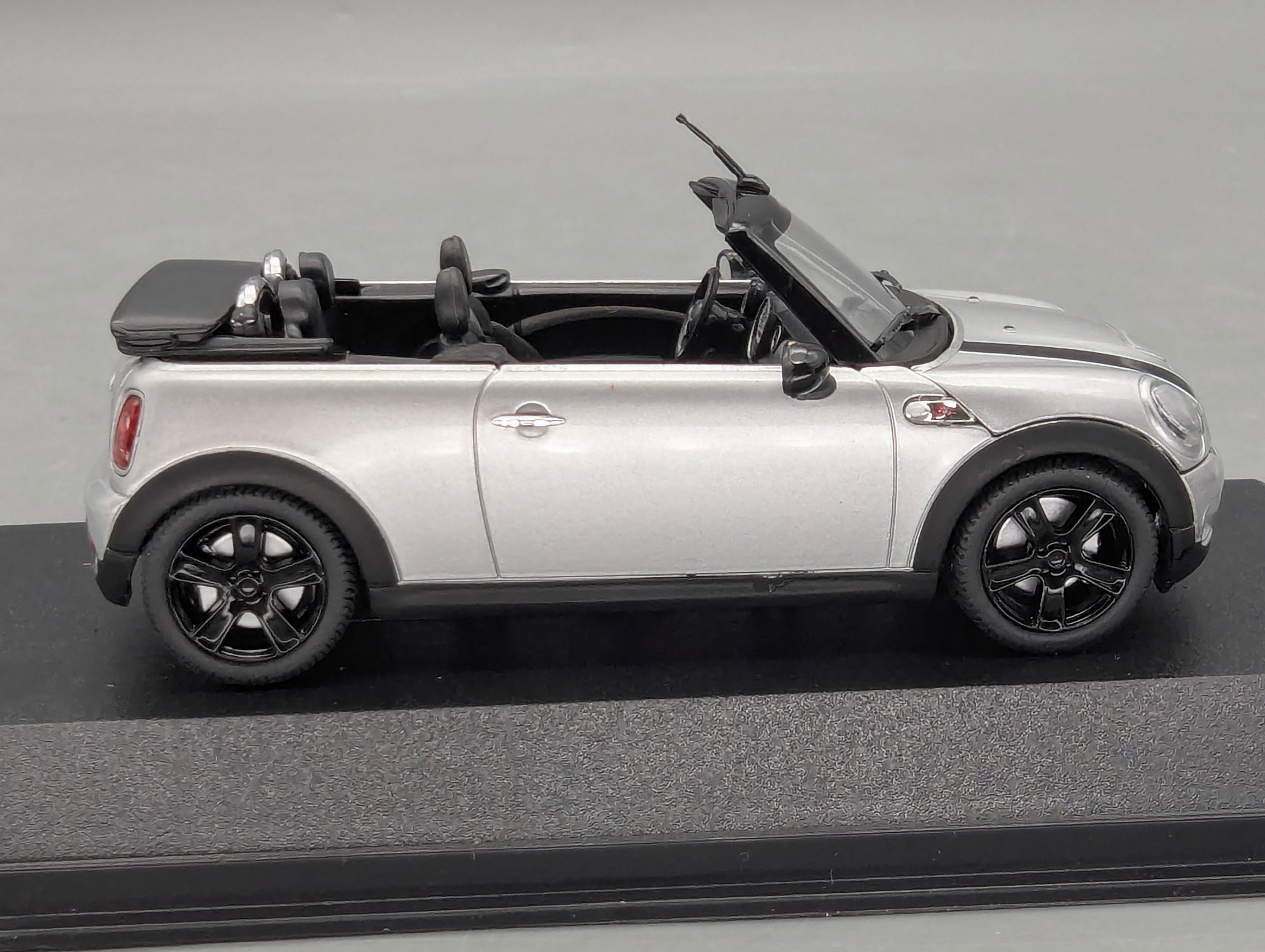 Modellautos 1:43 Minichamps Mini Cooper S Cabriolet 2009 Silber mit OVP