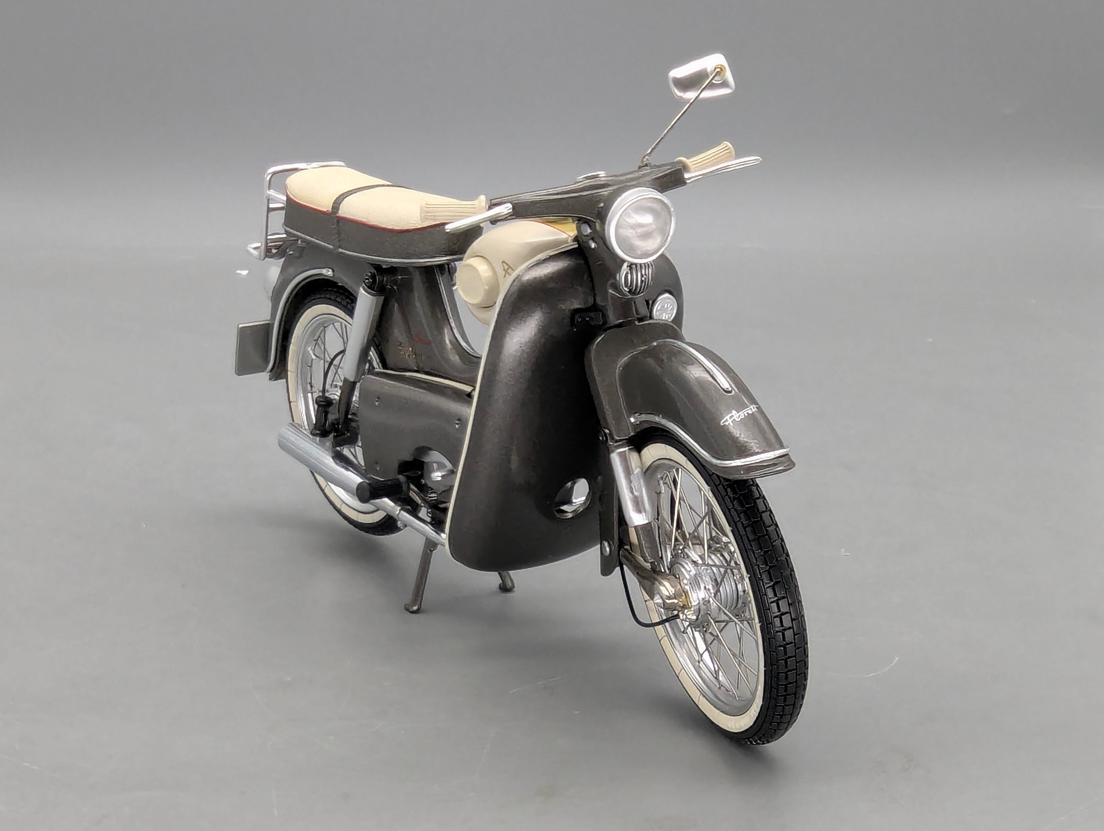 Modelo de motocicleta 1:10 Schuco Kreidler Florett Super con embalaje original