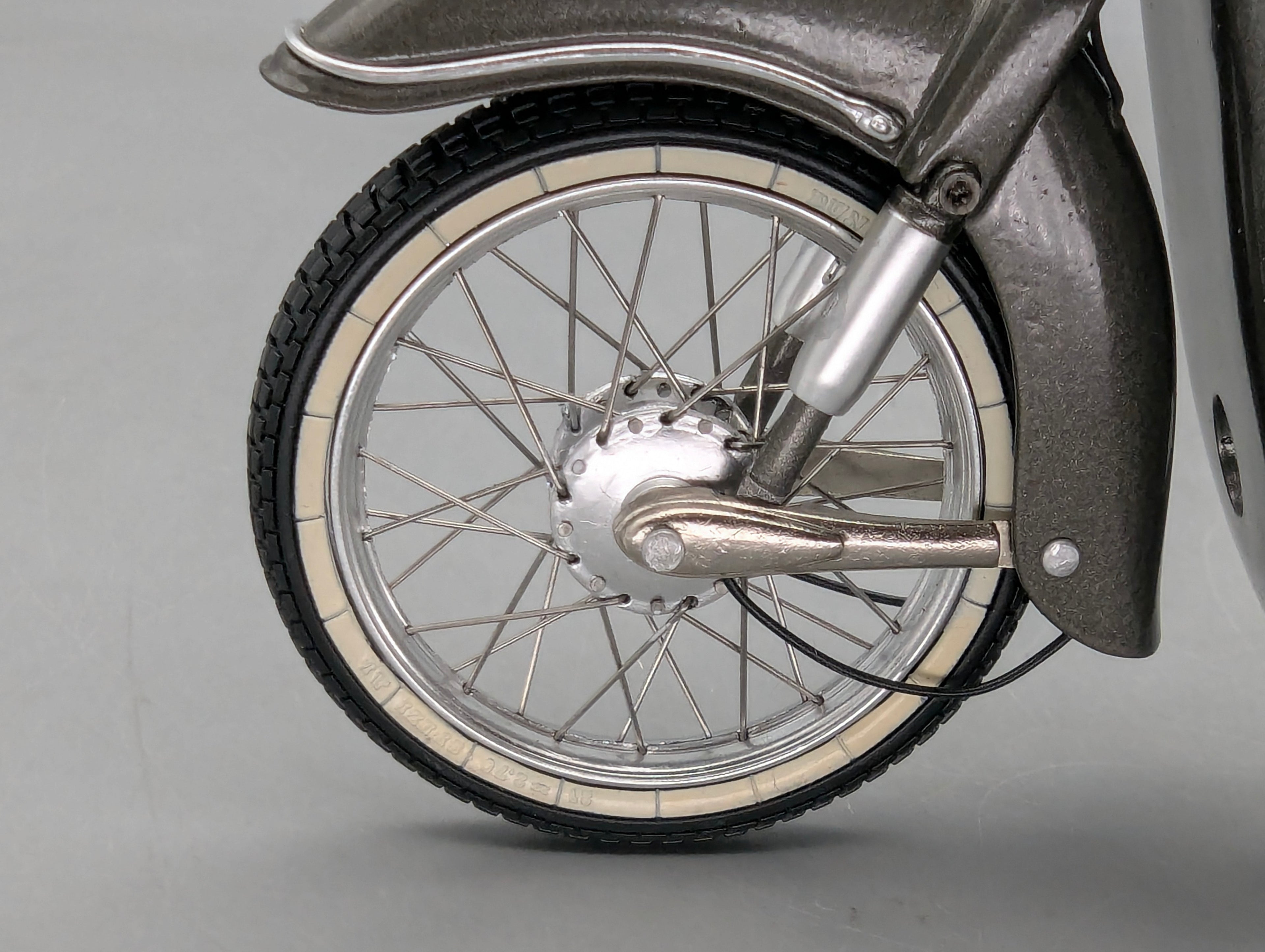 Modelo de motocicleta 1:10 Schuco Kreidler Florett Super con embalaje original