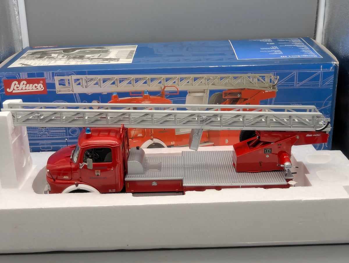 Model Cars 1:18 Schuco Mercedes Benz L 322 Fire Engine with Turntable Ladder with Original Packaging