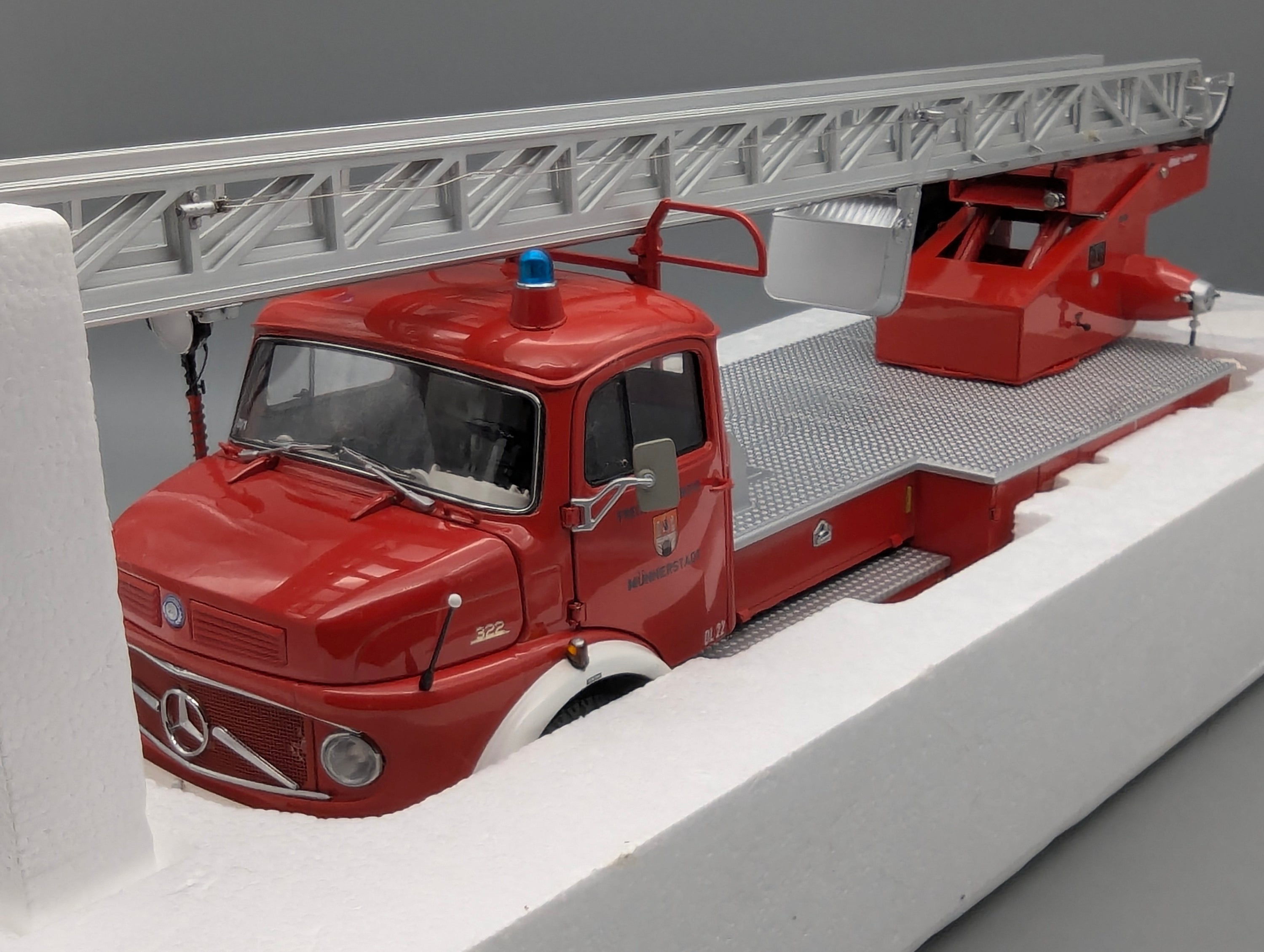 Model Cars 1:18 Schuco Mercedes Benz L 322 Fire Engine with Turntable Ladder with Original Packaging