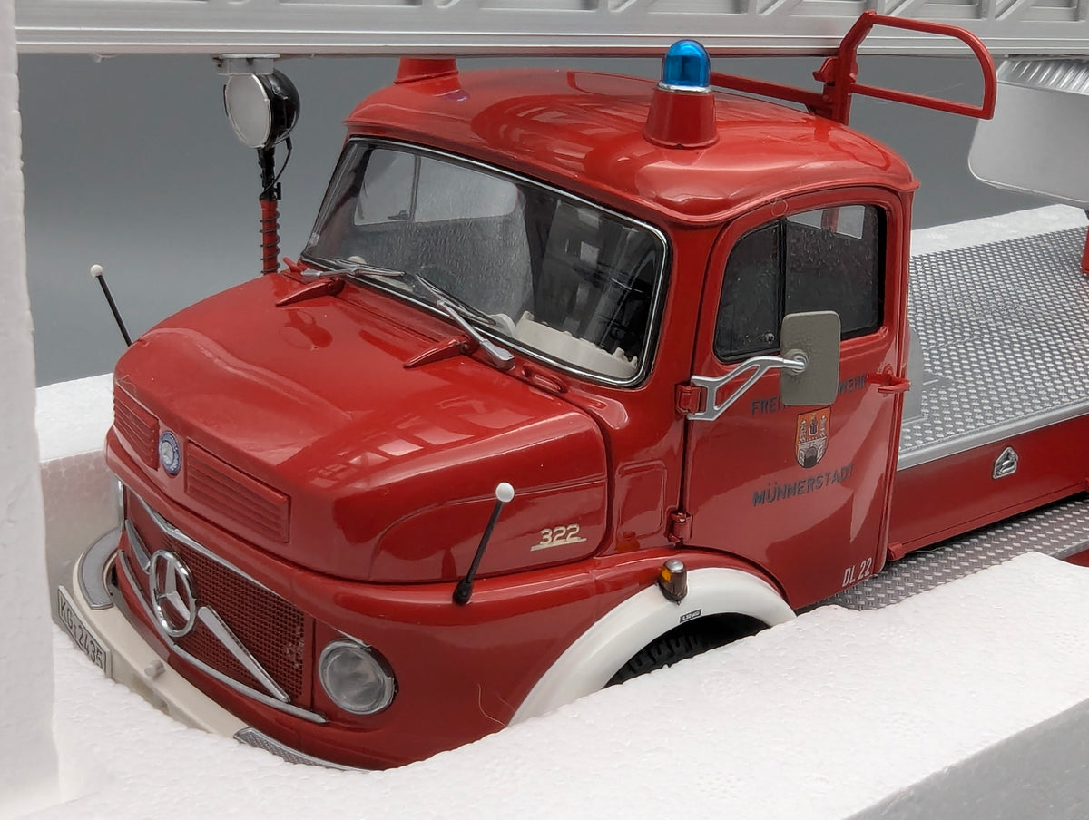 Model Cars 1:18 Schuco Mercedes Benz L 322 Fire Engine with Turntable Ladder with Original Packaging