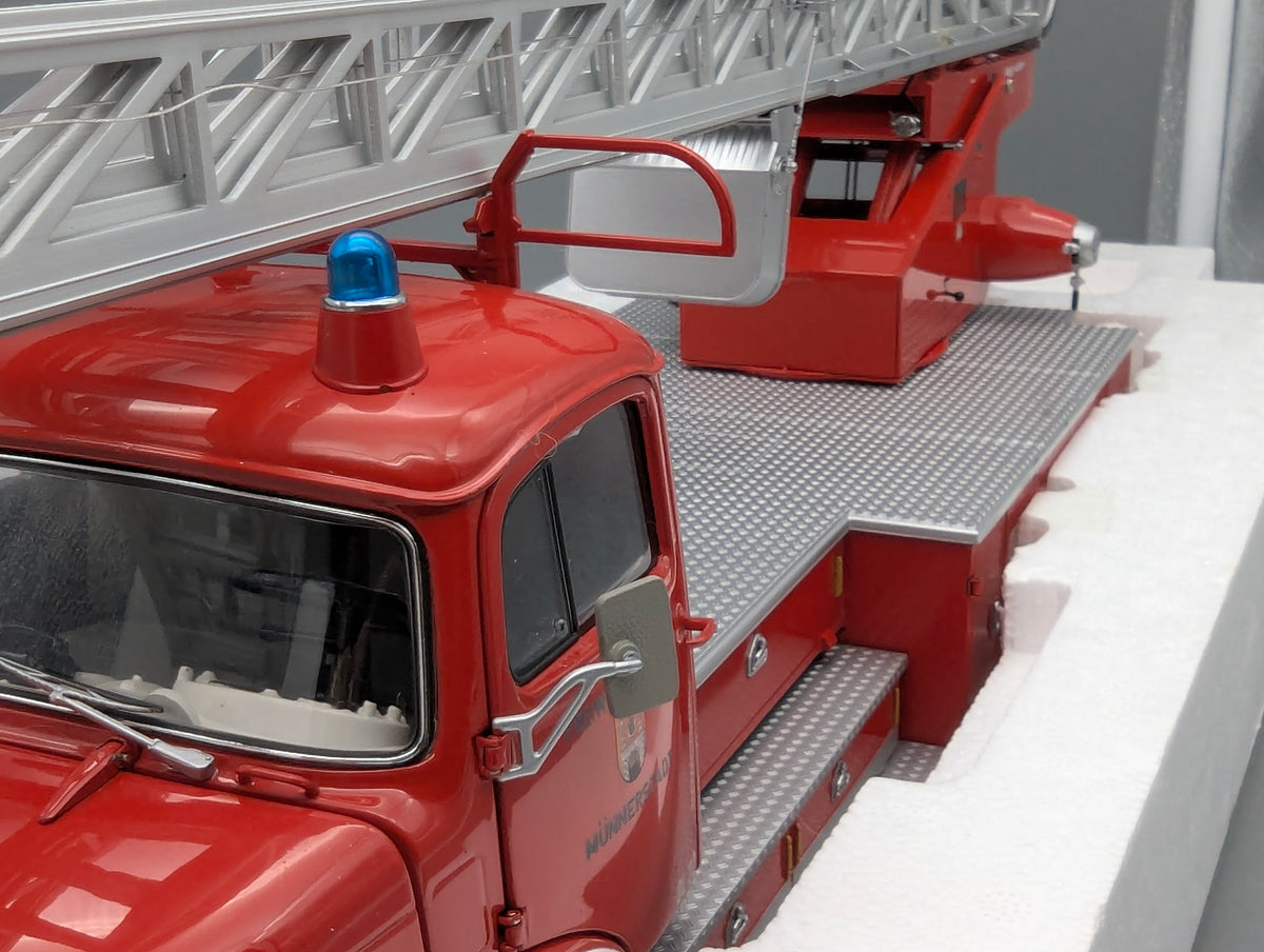 Model Cars 1:18 Schuco Mercedes Benz L 322 Fire Engine with Turntable Ladder with Original Packaging