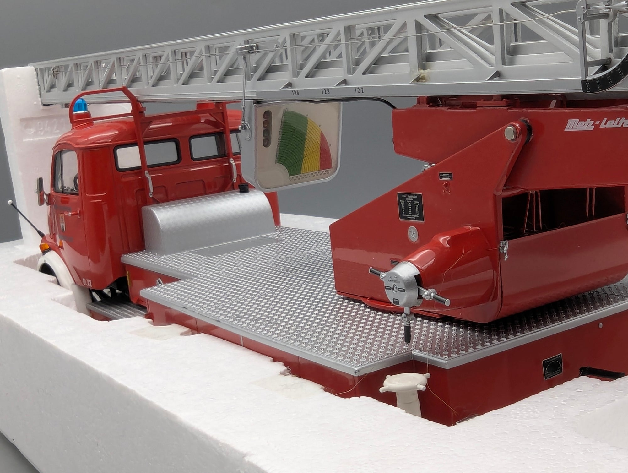 Model Cars 1:18 Schuco Mercedes Benz L 322 Fire Engine with Turntable Ladder with Original Packaging