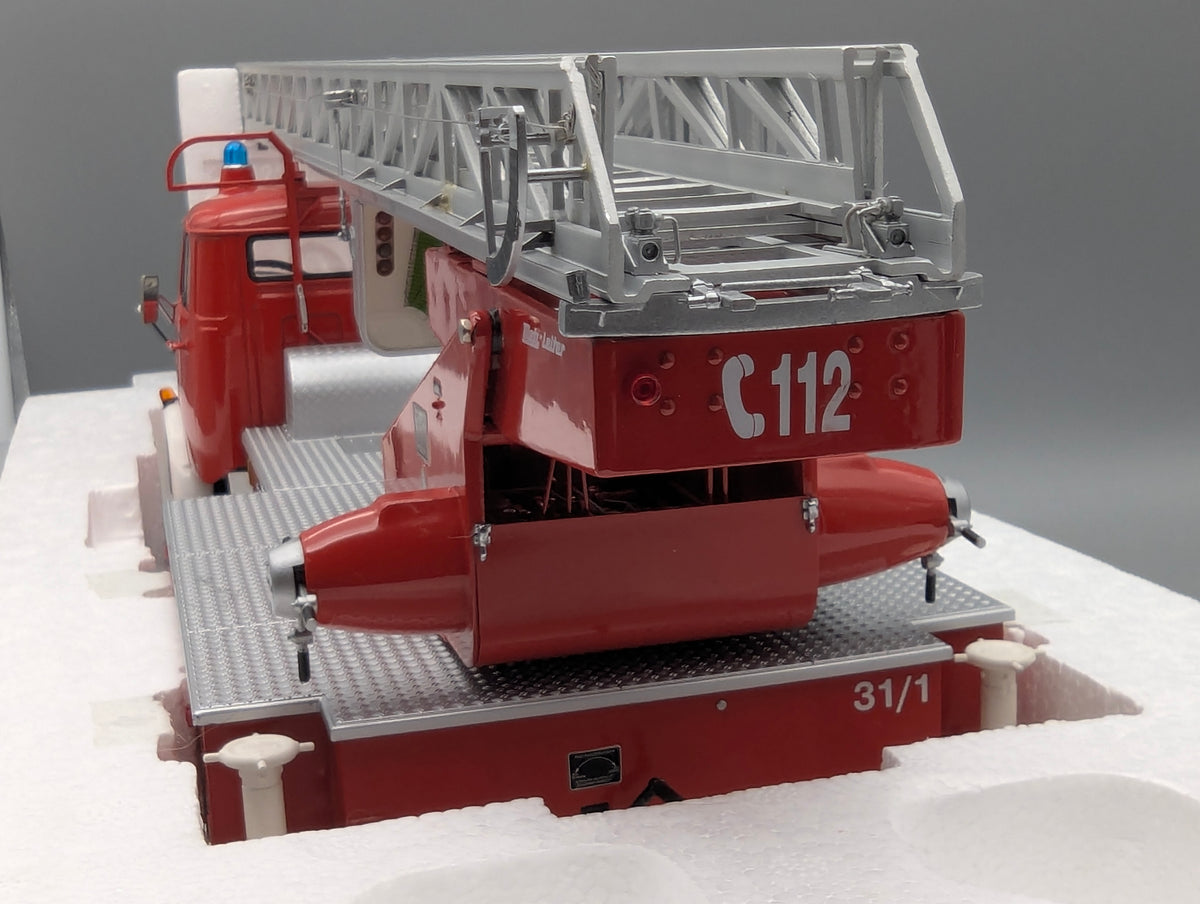 Model Cars 1:18 Schuco Mercedes Benz L 322 Fire Engine with Turntable Ladder with Original Packaging