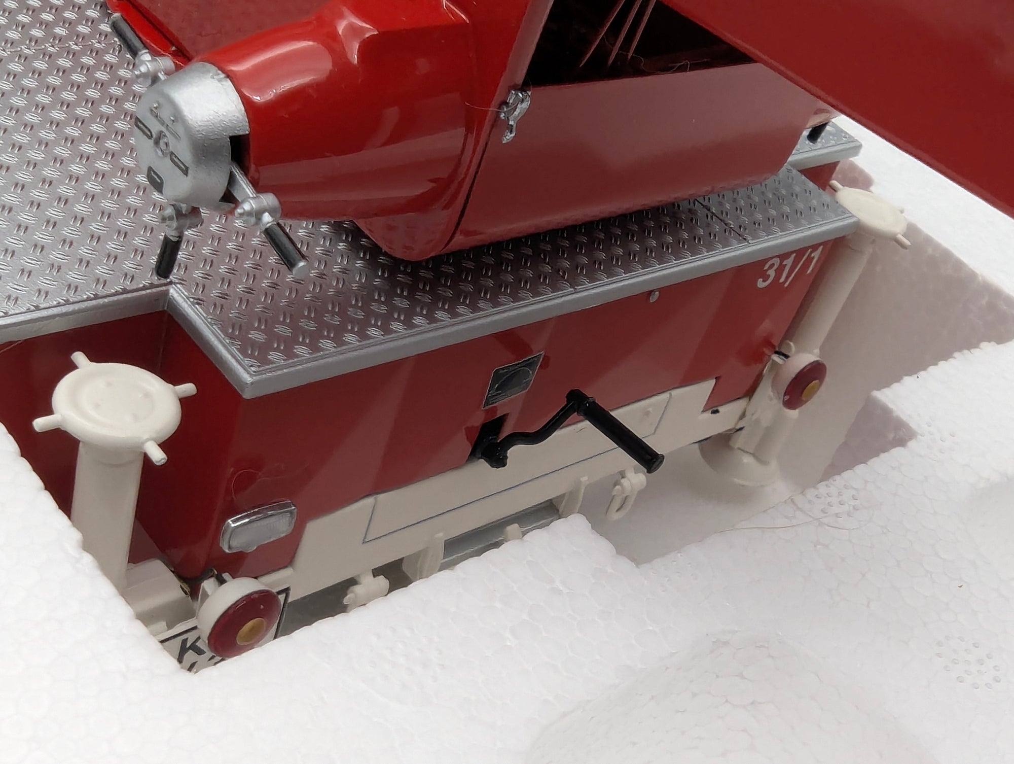 Model Cars 1:18 Schuco Mercedes Benz L 322 Fire Engine with Turntable Ladder with Original Packaging