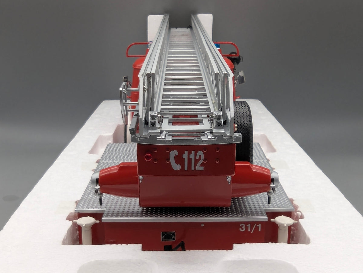 Model Cars 1:18 Schuco Mercedes Benz L 322 Fire Engine with Turntable Ladder with Original Packaging