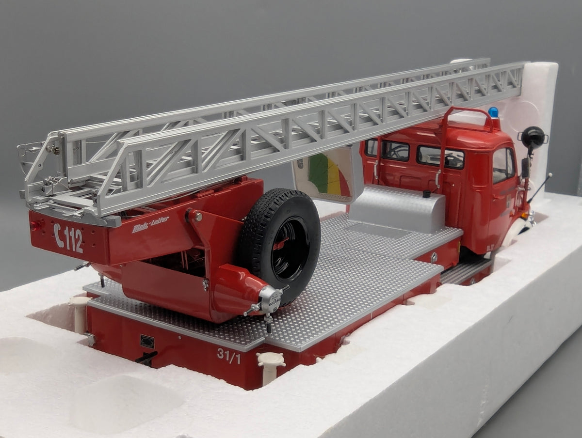 Model Cars 1:18 Schuco Mercedes Benz L 322 Fire Engine with Turntable Ladder with Original Packaging