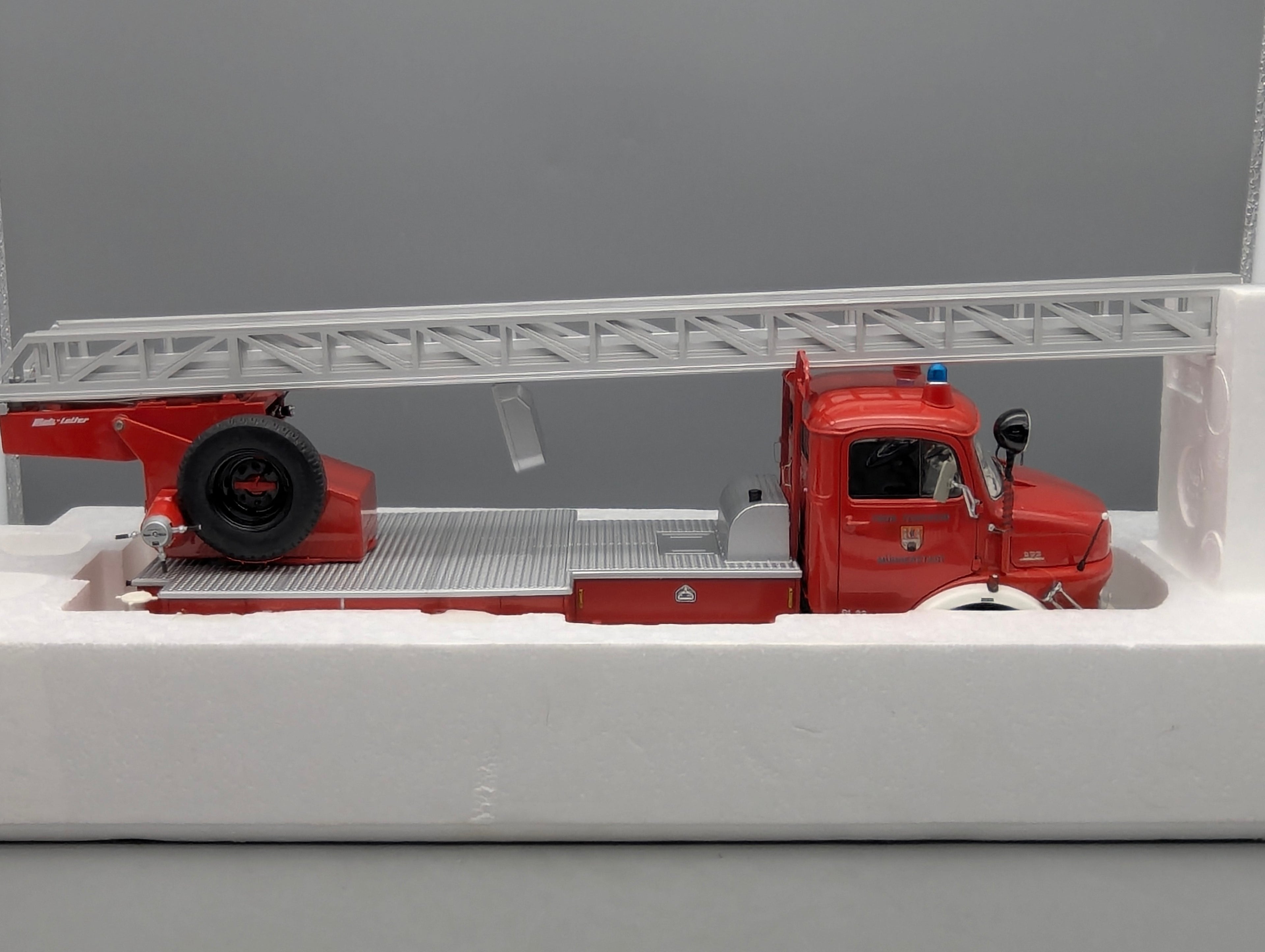 Modelos de coches 1:18 Schuco Mercedes Benz L 322 Escalera de bomberos con embalaje original