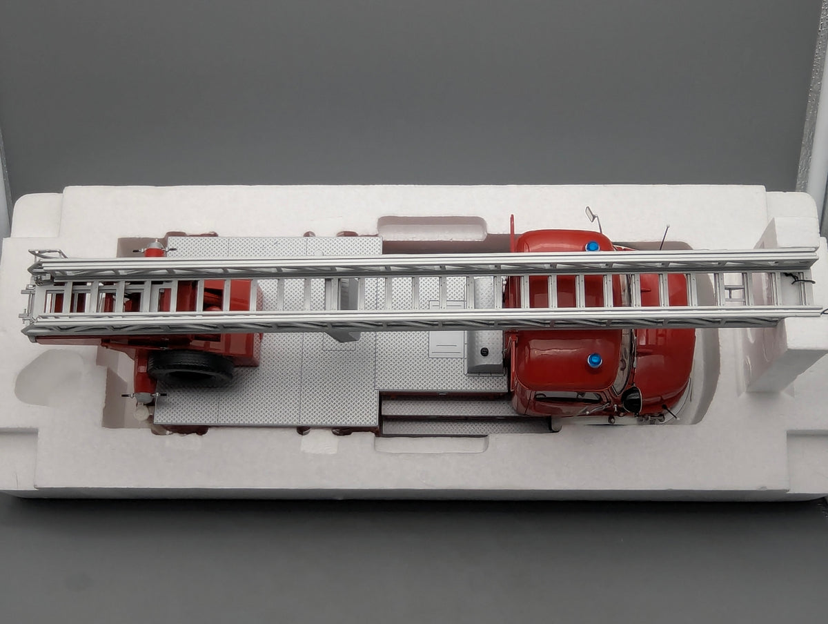 Model Cars 1:18 Schuco Mercedes Benz L 322 Fire Engine with Turntable Ladder with Original Packaging