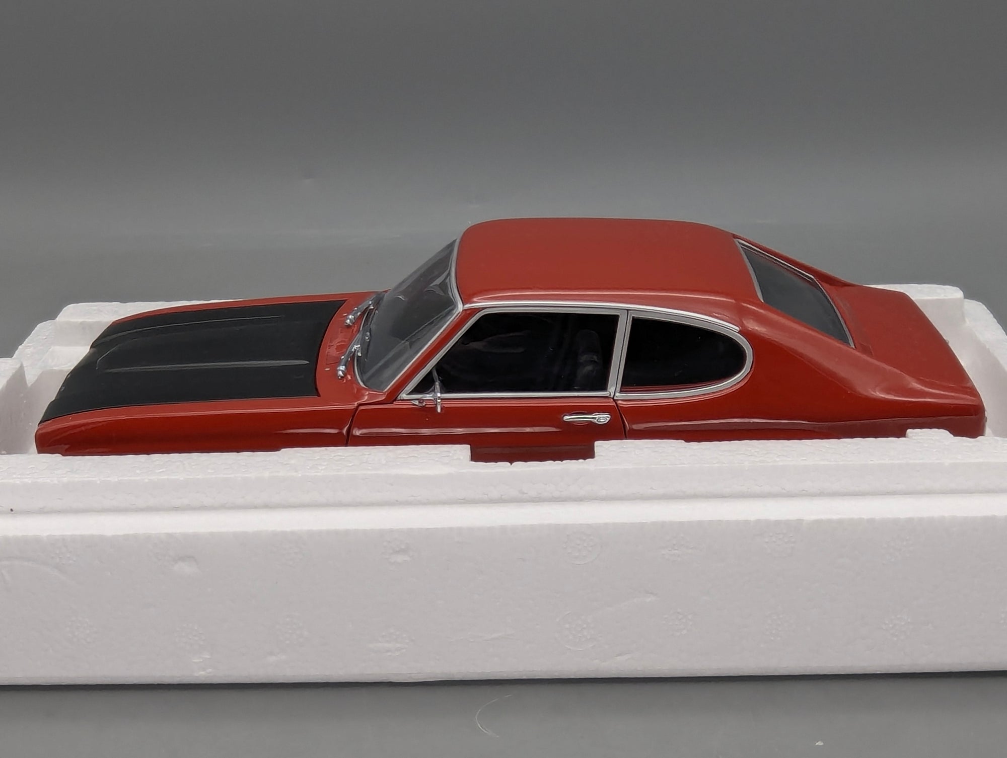 Modellautos 1:18 Minichamps Ford Capri I RS 2600 1970 Rot Schwarz mit OVP