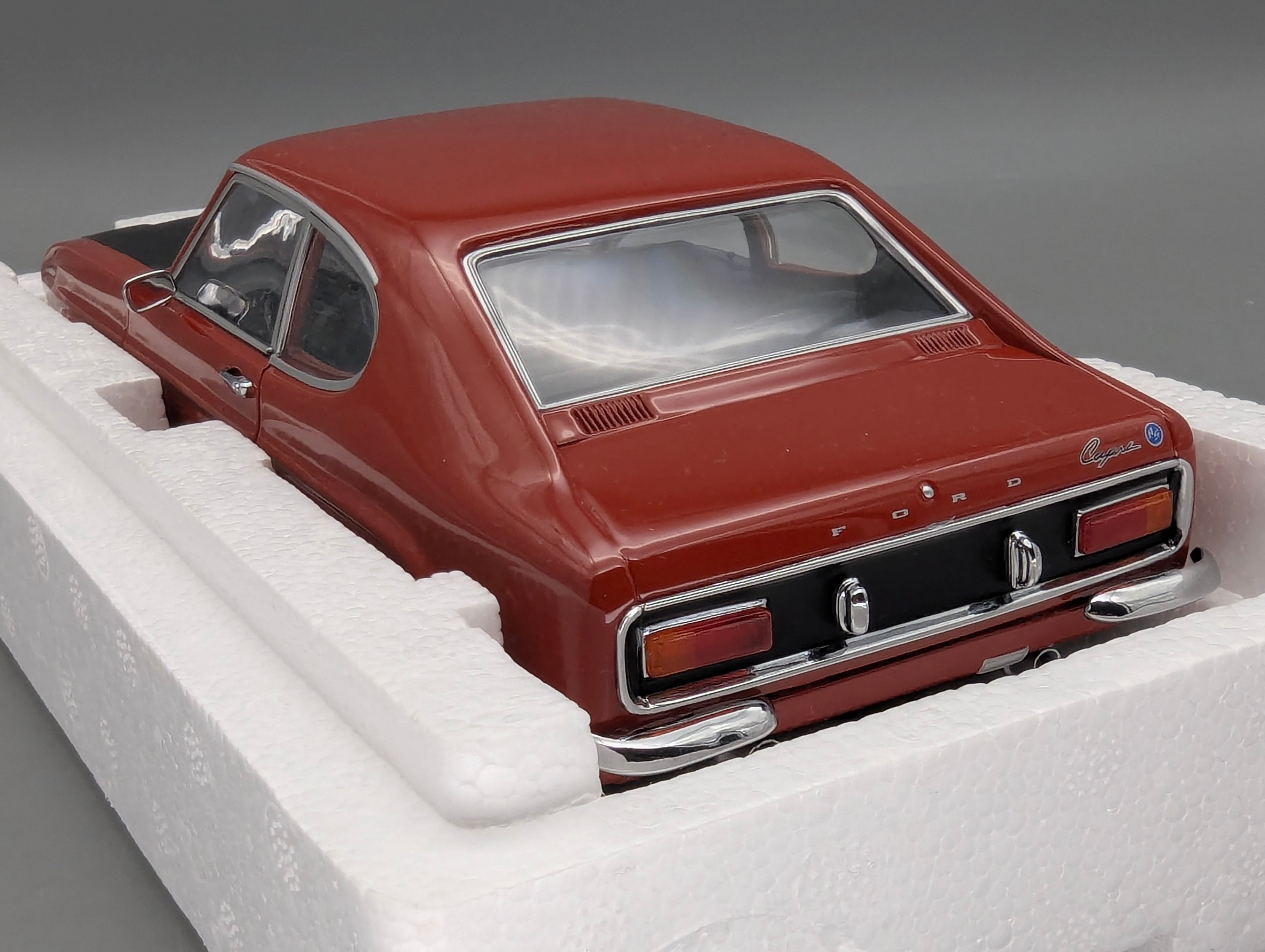 Modellautos 1:18 Minichamps Ford Capri I RS 2600 1970 Rot Schwarz mit OVP