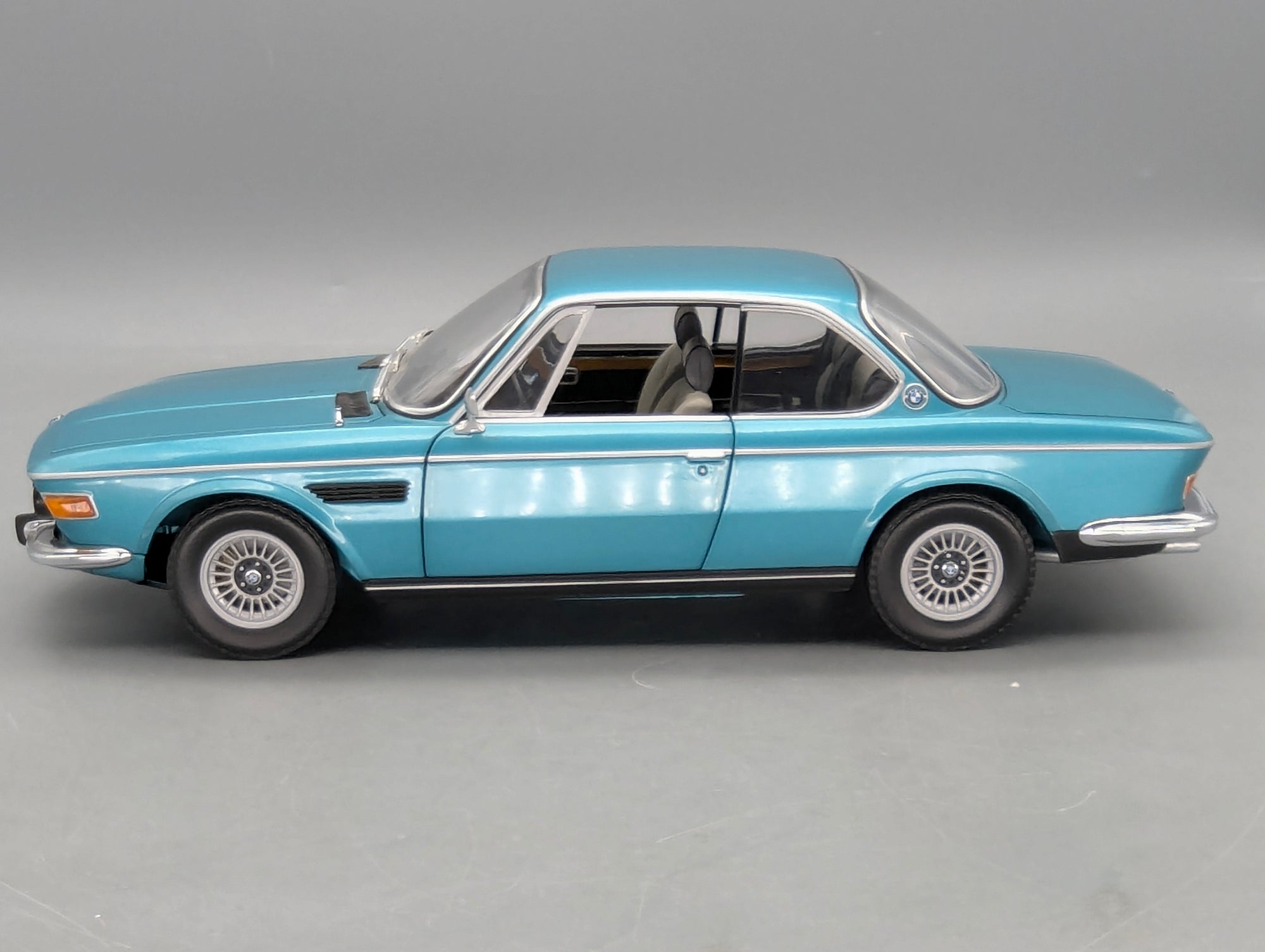 Modellautos 1:18 Minichamps BMW 3.0 CSi Met. Grün 1972 mit OVP