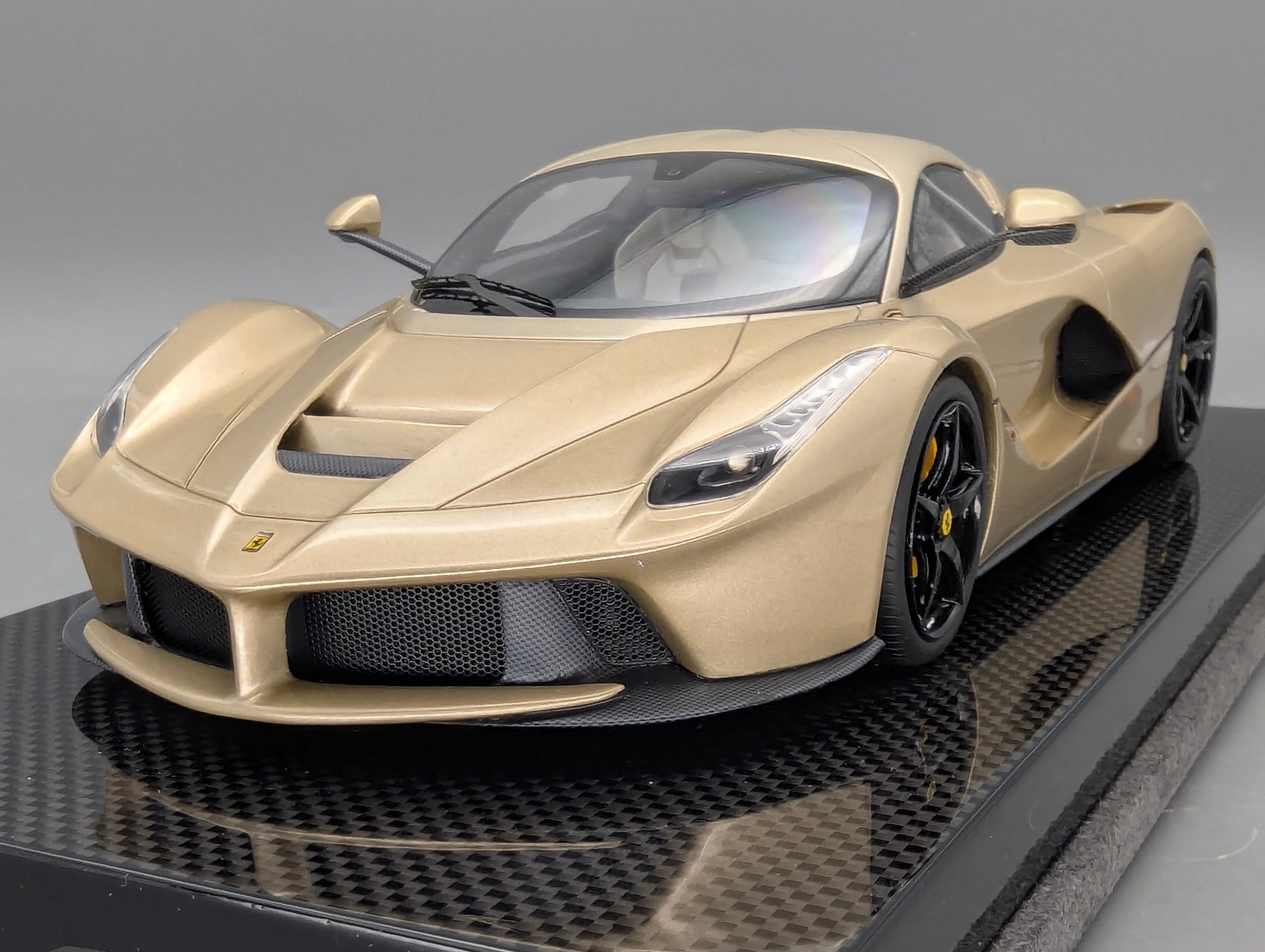 Modellautos 1:18 MR Collection Ferrari LaFerrari Gold mit OVP