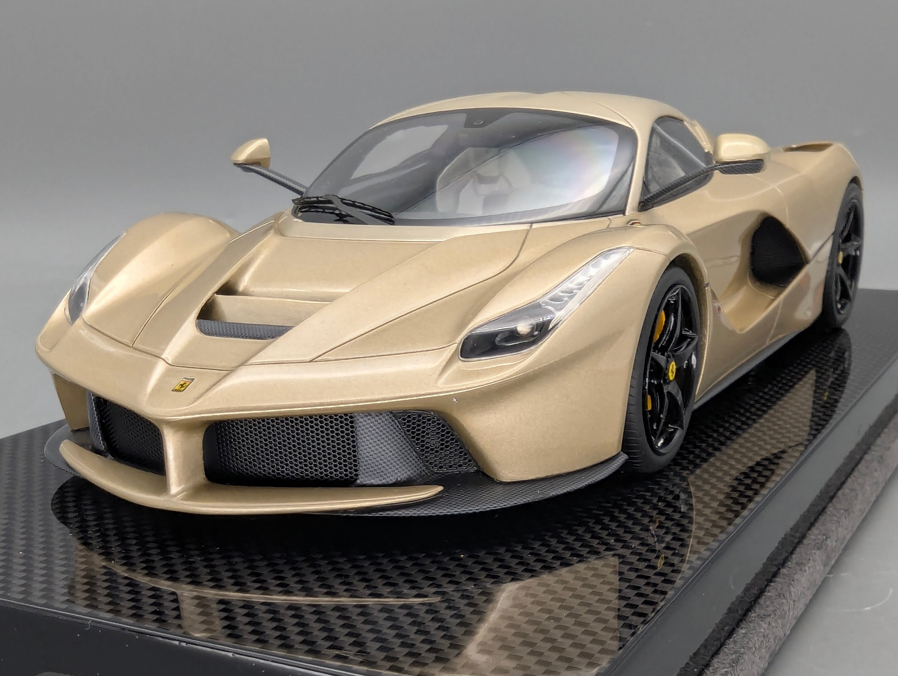 Modellautos 1:18 MR Collection Ferrari LaFerrari Gold mit OVP