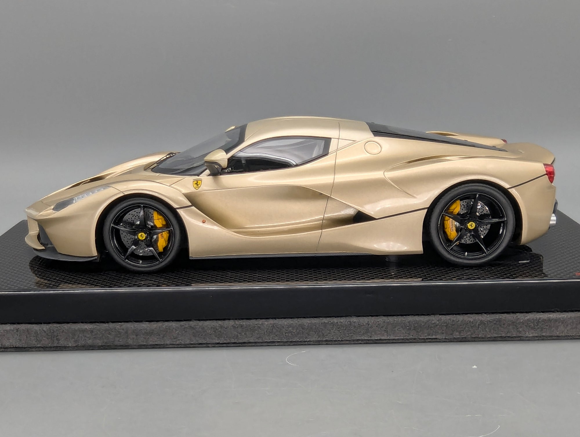 Modellautos 1:18 MR Collection Ferrari LaFerrari Gold mit OVP