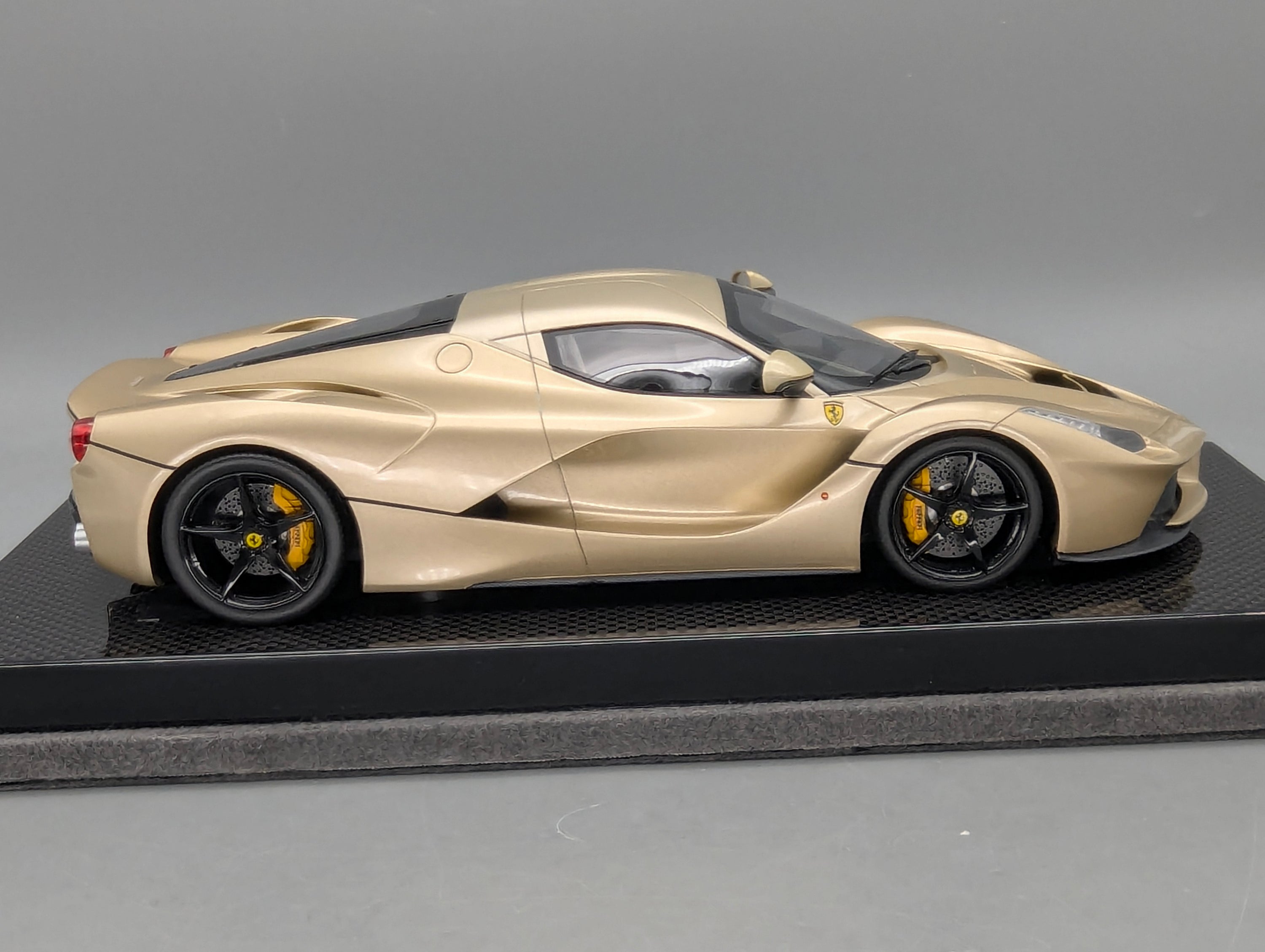 Modellautos 1:18 MR Collection Ferrari LaFerrari Gold mit OVP