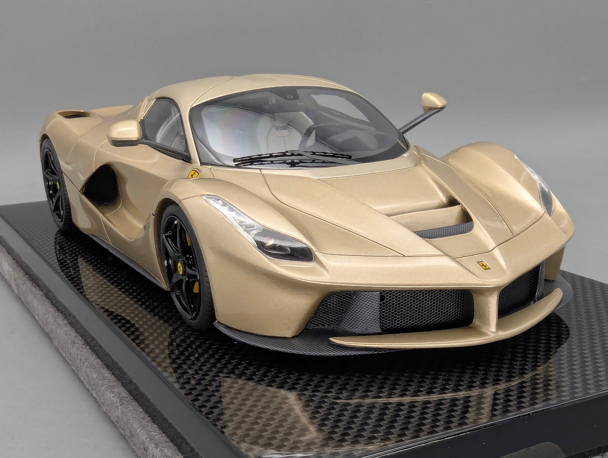 Modellautos 1:18 MR Collection Ferrari LaFerrari Gold mit OVP