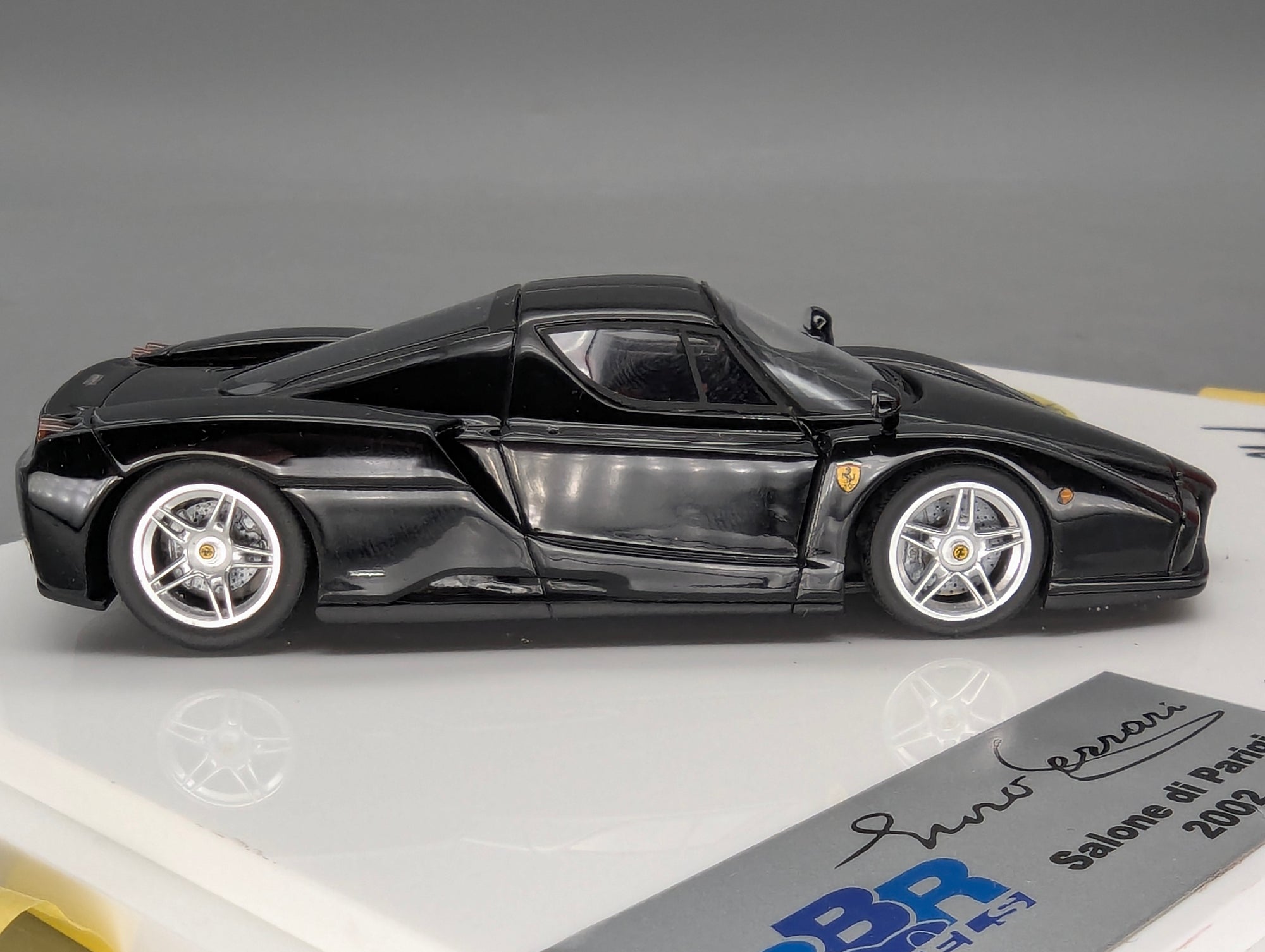 Modellautos 1:43 BBR Ferrari Enzo Salone di Parigi / Paris 2002 mit Vitrine und OVP