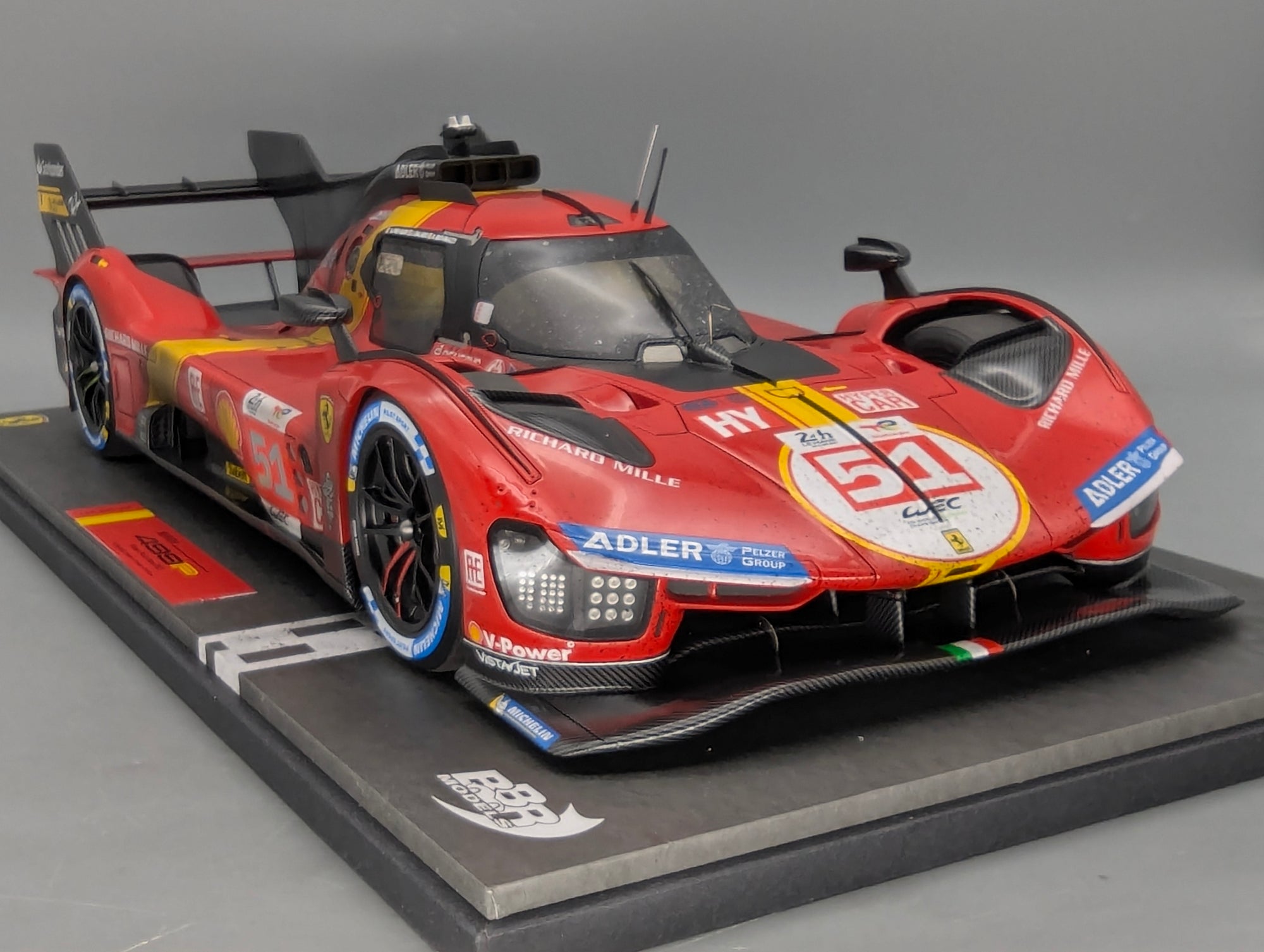 Modellautos 1:12 BBR Ferrari 499P WINNER 24h Le Mans 2023 DIRTY VERSION Ltd 048/299 #51 mit Kofferbox und OVP