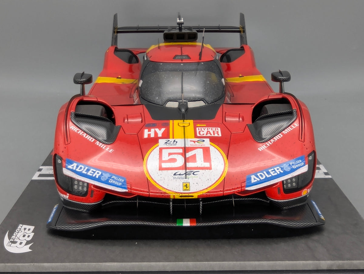 Modellautos 1:12 BBR Ferrari 499P WINNER 24h Le Mans 2023 DIRTY VERSION Ltd 048/299 #51 mit Kofferbox und OVP