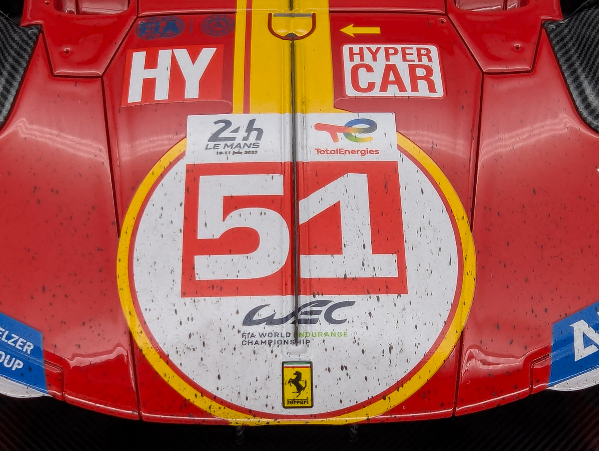 Modellautos 1:12 BBR Ferrari 499P WINNER 24h Le Mans 2023 DIRTY VERSION Ltd 048/299 #51 mit Kofferbox und OVP