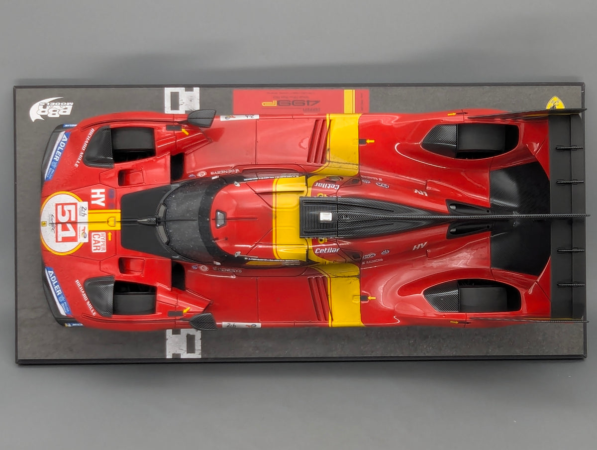 Modellautos 1:12 BBR Ferrari 499P WINNER 24h Le Mans 2023 DIRTY VERSION Ltd 048/299 #51 mit Kofferbox und OVP